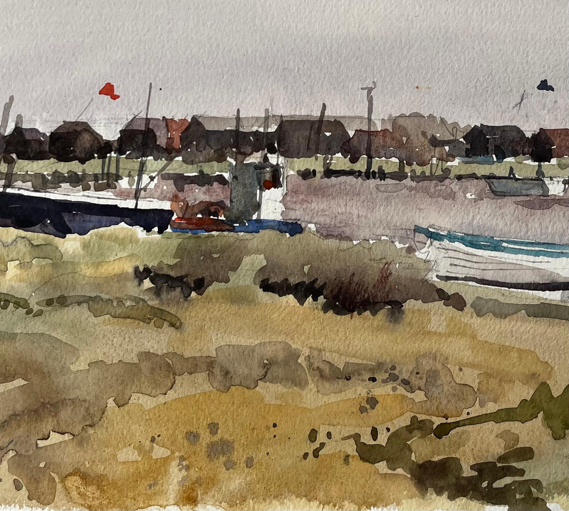 Walberswick Boote und Fischerhütten am Flussufer mit Gräsern und roter Flagge (Braun), Landscape Painting, von Anthony Herbert