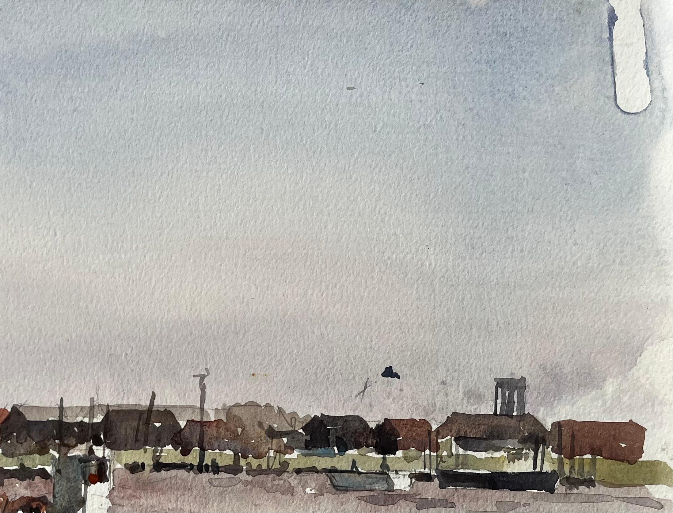 Walberswick Boote und Fischerhütten am Flussufer mit Gräsern und roter Flagge im Angebot 1