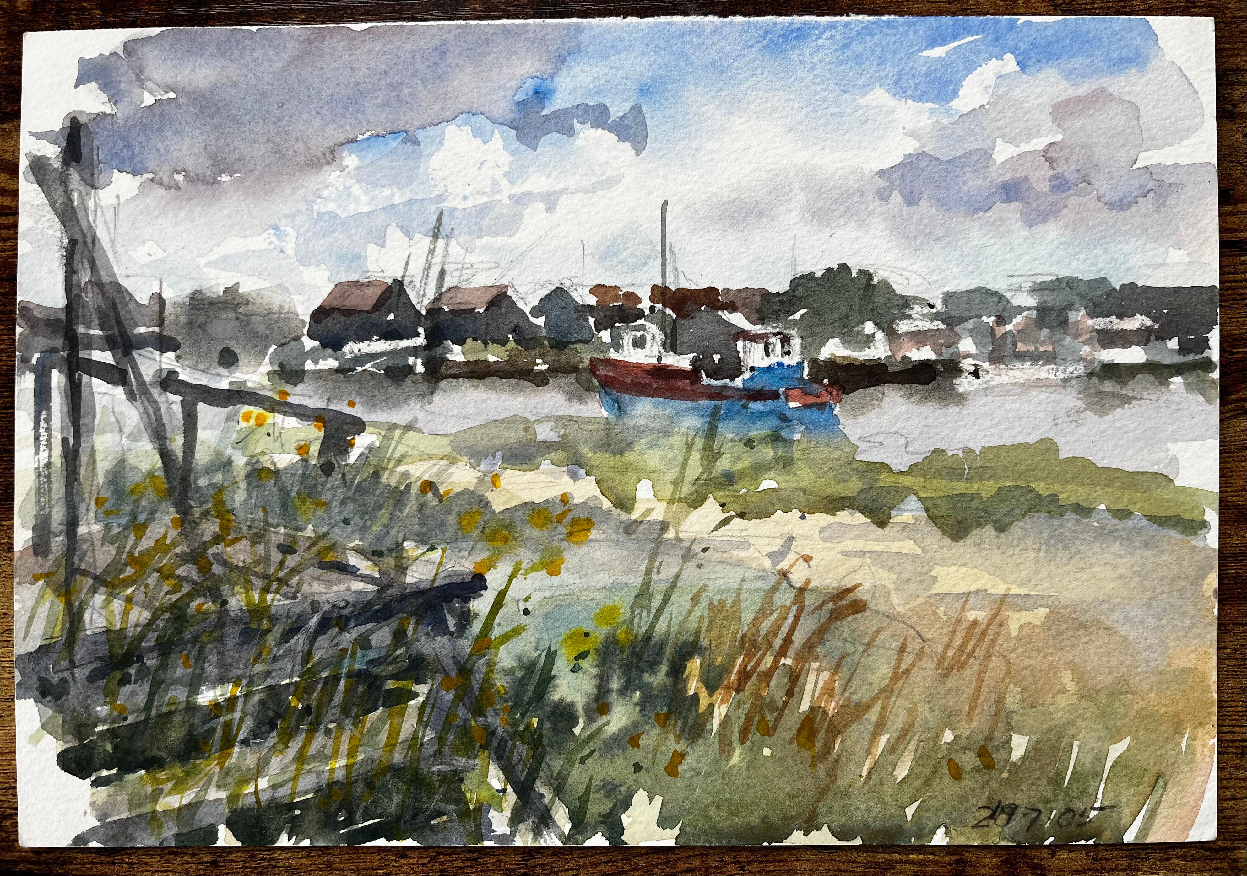 Walberswick Flussufer mit vertäutem roten und blauen Boot Suffolk Coastal Aquarell – Painting von Anthony Herbert