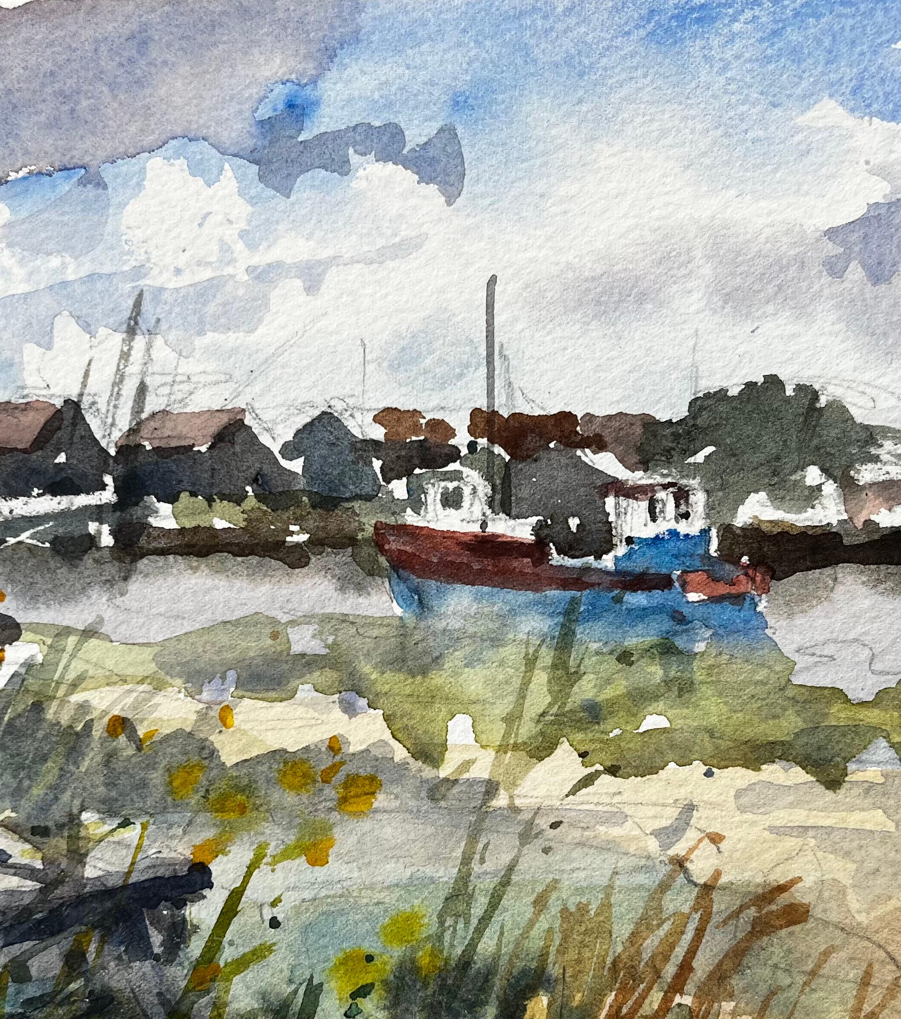 Walberswick Flussufer mit vertäutem roten und blauen Boot Suffolk Coastal Aquarell (Grau), Landscape Painting, von Anthony Herbert