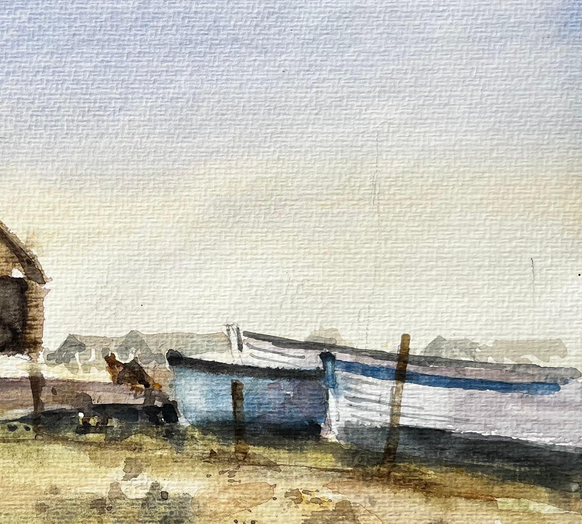 Titel: Verwittertes Küstenbootshaus mit Fischerbooten und Dünen Aquarell
Von Tony Herbert (1927-2024)
Medium: Aquarell auf Künstlerpapier
Größe: 10 x 13,75 Zoll 
Zustand: Insgesamt gut; leichte Randabnutzung an den Papierecken und leichte