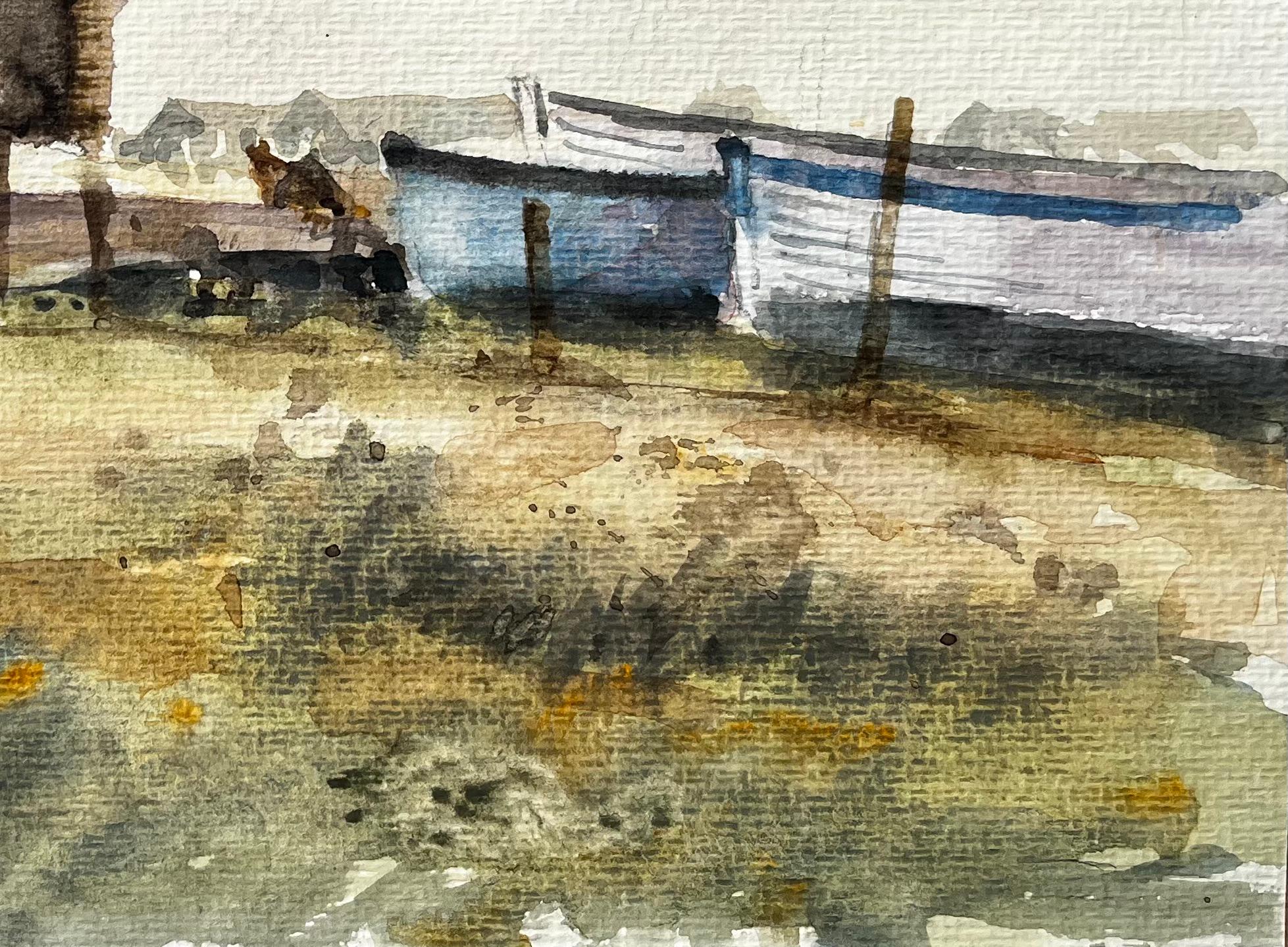 Verwittertes Küstenbootshaus mit Fischerbooten und Dünen Aquarellmalerei im Angebot 1