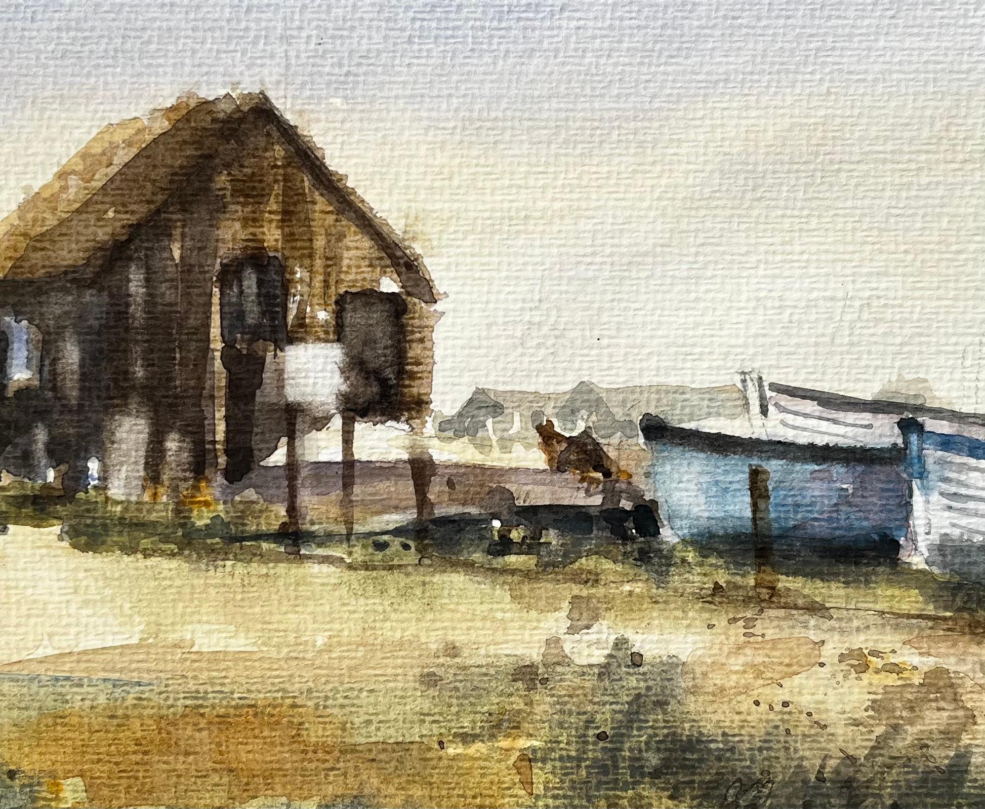 Verwittertes Küstenbootshaus mit Fischerbooten und Dünen Aquarellmalerei im Angebot 2