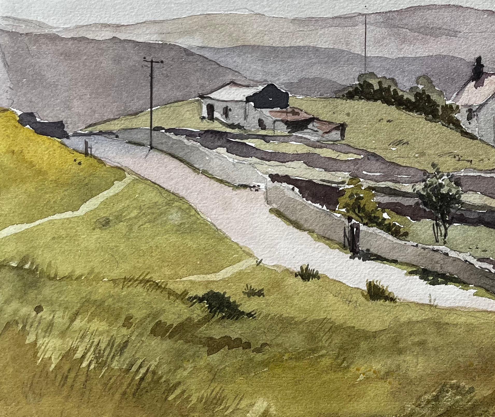Titre : Route des Yorkshire Dales et maisons en pierre dans un paysage anglais à la lumière estivale
Par Tony Herbert (1927-2024)
Moyen d'expression : Aquarelle sur papier, non encadrée
Taille : 9,5 pouces (hauteur) x 12 pouces (largeur)
Condit :
