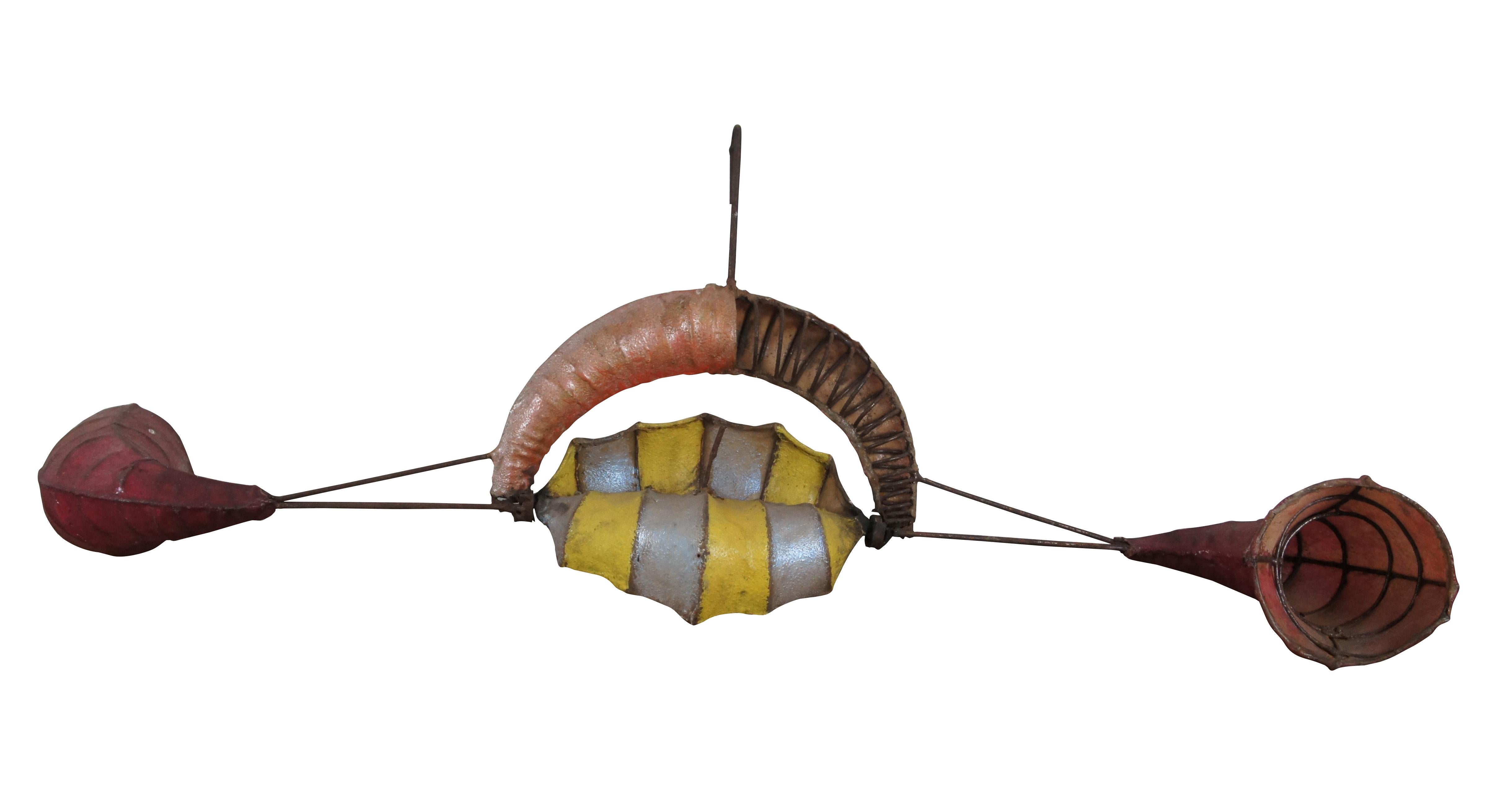 
Une impressionnante sculpture cinétique du vent / Whirligig d'Anthony Howe, vers les années 1980.   Fabriqué en fer enroulé/soudé et en résine/composite, avec des ornements en forme de cornes et de coquillages.

Anthony Howe (né en 1954) est un