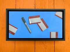 "Hello, My Name Is" dipinto ad olio trompe l'oeil di cartellini e sharpie su sfondo blu