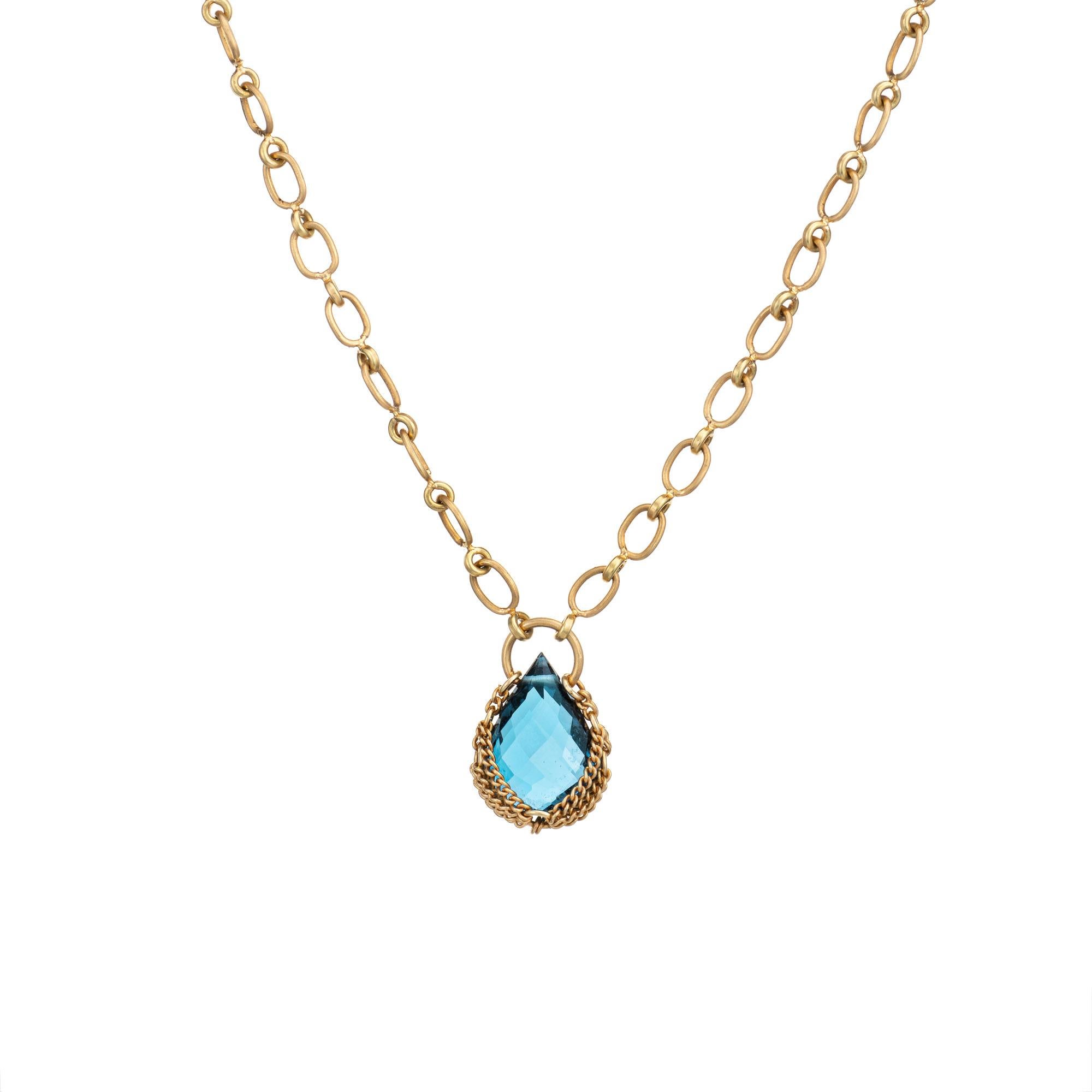 Fein detaillierte Anthony Nak blauer Topas Tropfen Halskette in 18k Gelbgold gefertigt. 

Schachbrettfacettierter Blautopas mit den Maßen 14 mm x 10 mm (in ausgezeichnetem Zustand und frei von Rissen oder Absplitterungen). 

Die schöne Halskette
