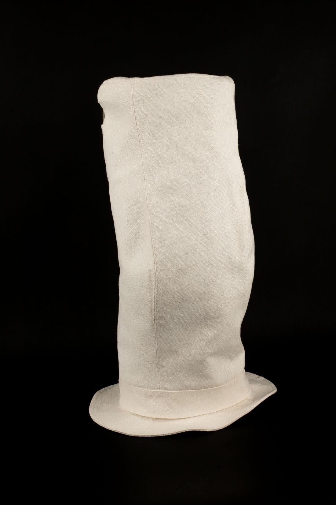 Anthony Peto - XXL rigid linen top hat with an opening on the top. Irregular shape.

Additional information:
Condition: Very good condition
Dimensions: Size 57

Seller Reference: CHP114