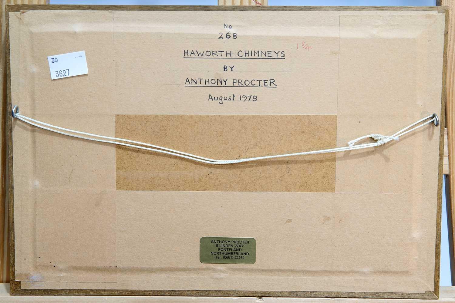 Moderne britische Ansicht von Dachdeckenplatten aus einer englischen Stadt  Haworth Schornsteine – Painting von Anthony Procter