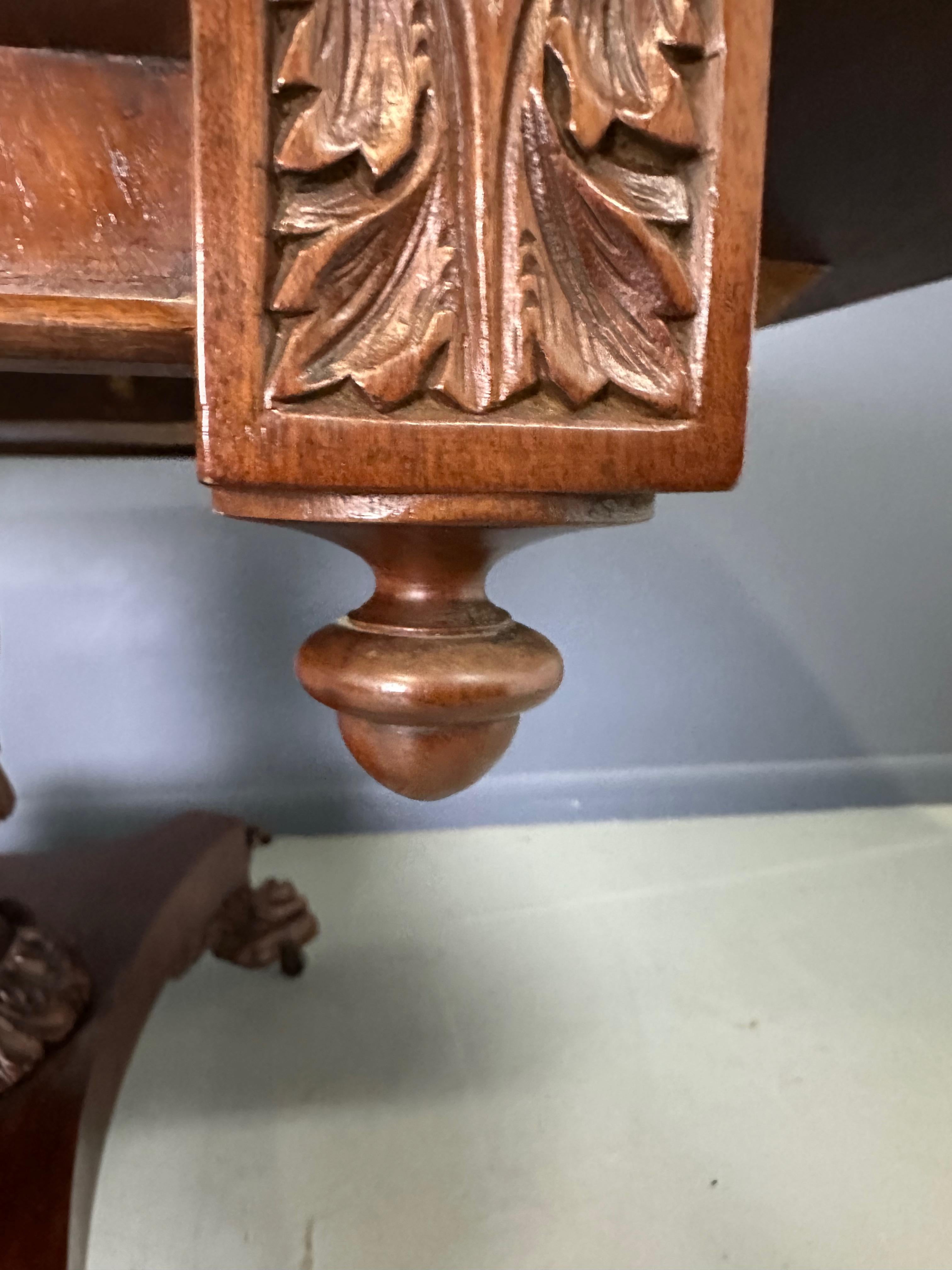 Mesa de caoba con hoja caída Anthony Querville y talla de hoja de acanto Circa 1845 en venta 2