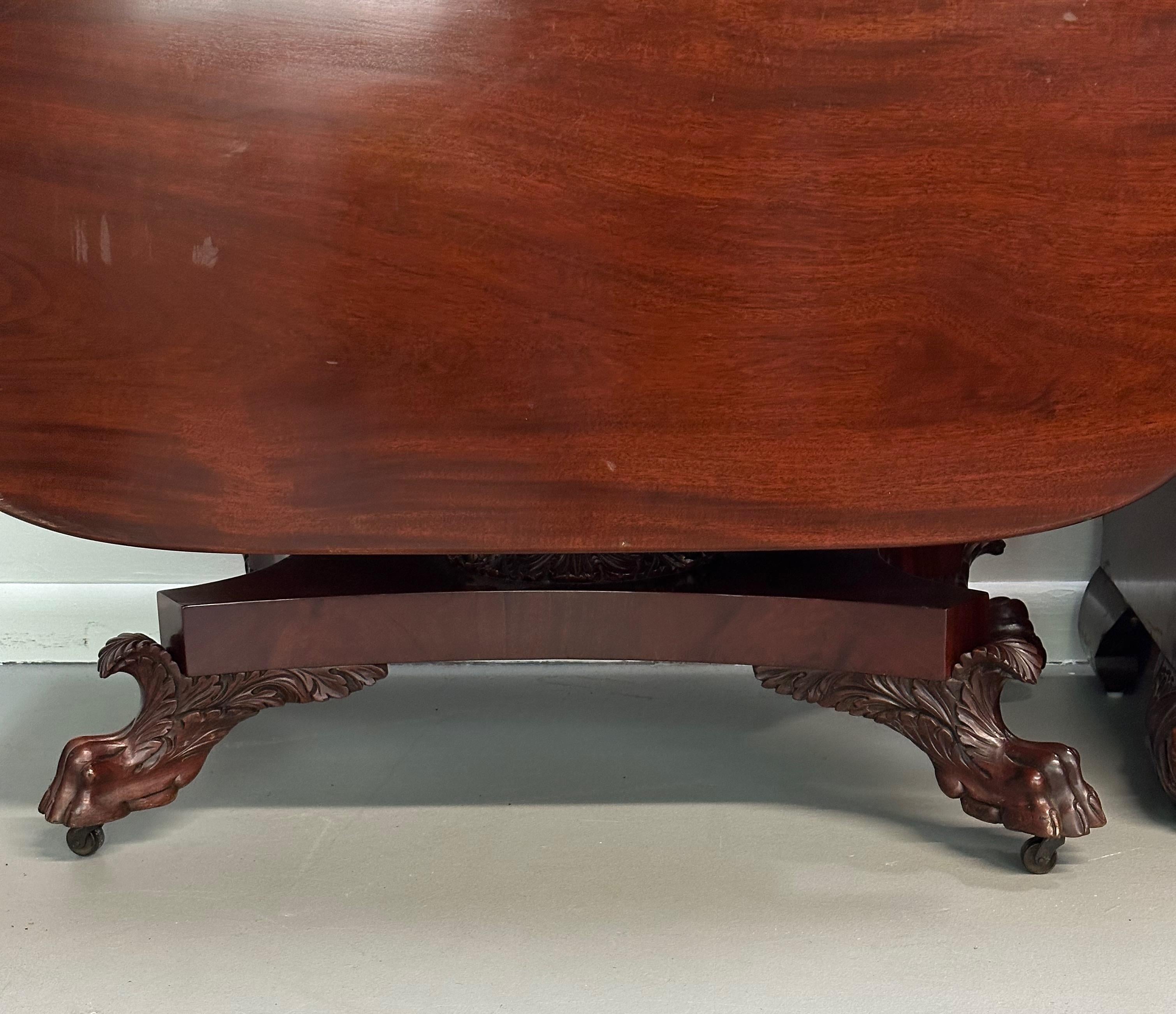 Mesa de caoba con hoja caída Anthony Querville y talla de hoja de acanto Circa 1845 en venta 3