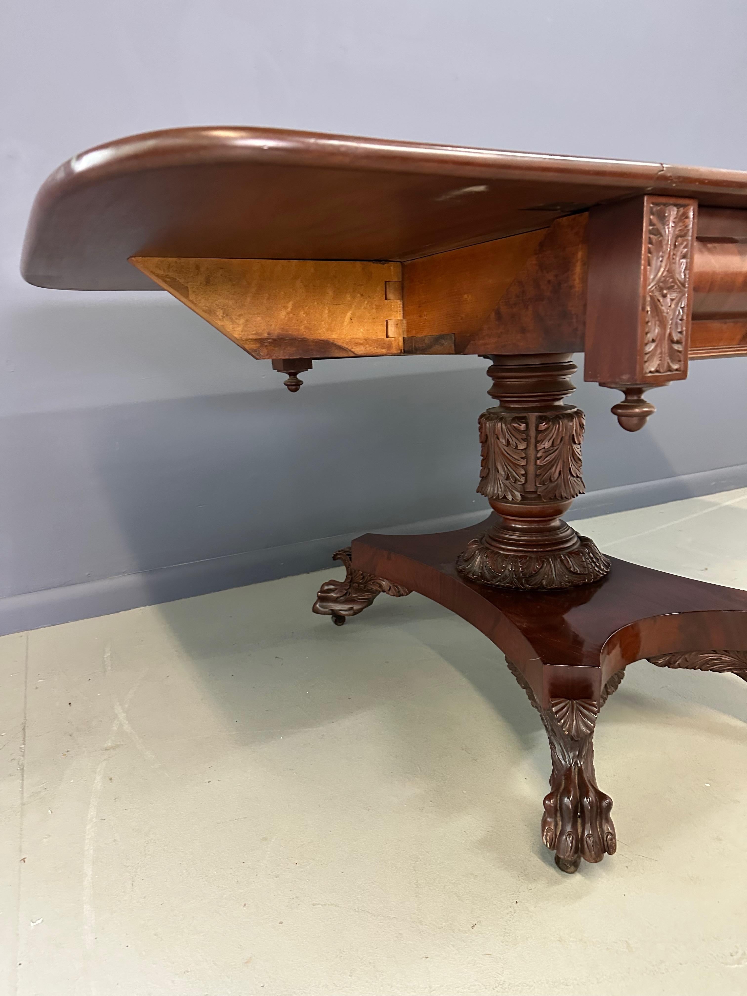 Mesa de caoba con hoja caída Anthony Querville y talla de hoja de acanto Circa 1845 en venta 4