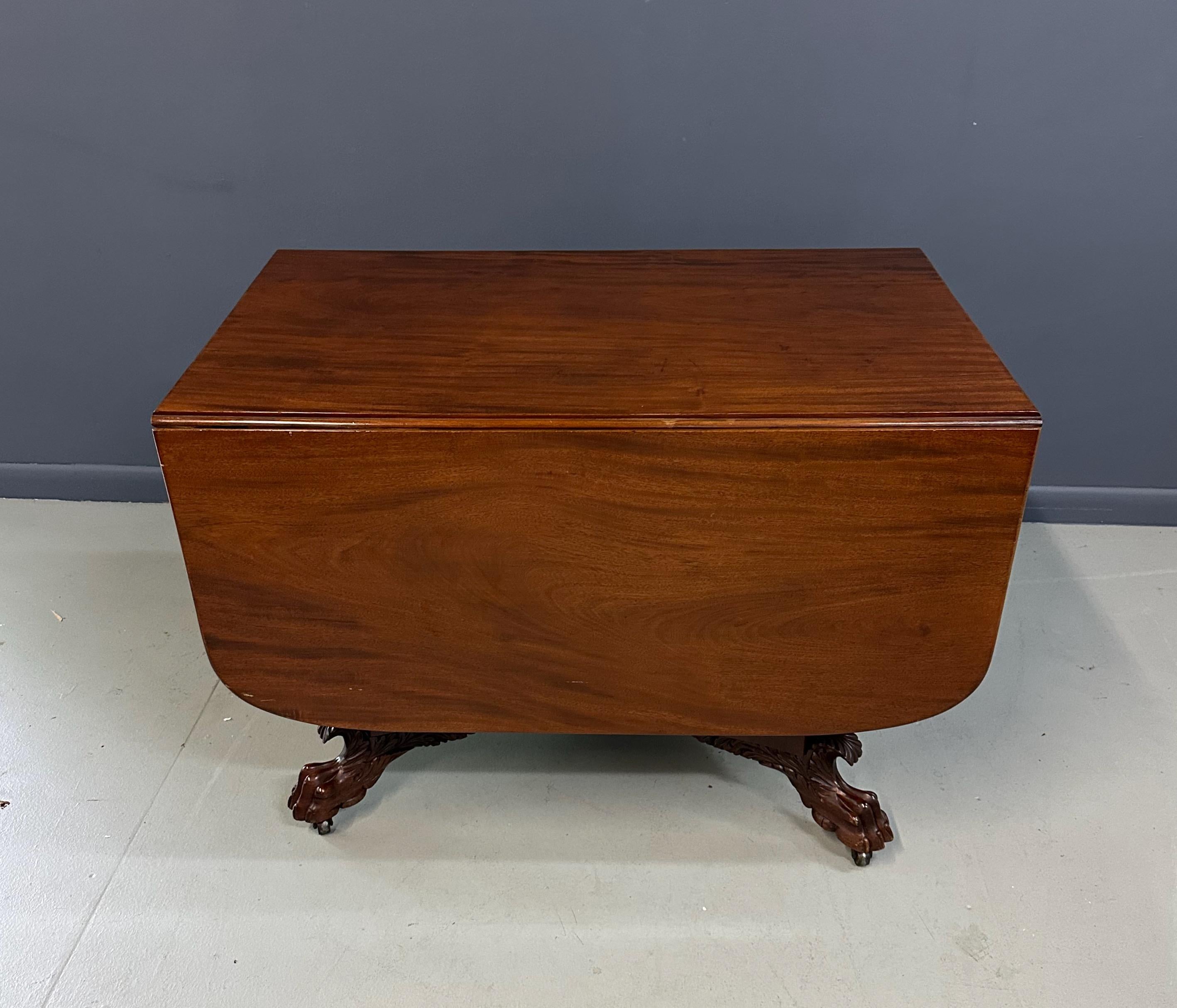 Mesa de hoja caída de caoba exquisitamente elaborada, atribuida al renombrado ebanista Anthony Querville, hacia 1845. Presenta las proporciones distintivas y la carpintería refinada características del taller de Querville. La rica pátina y la