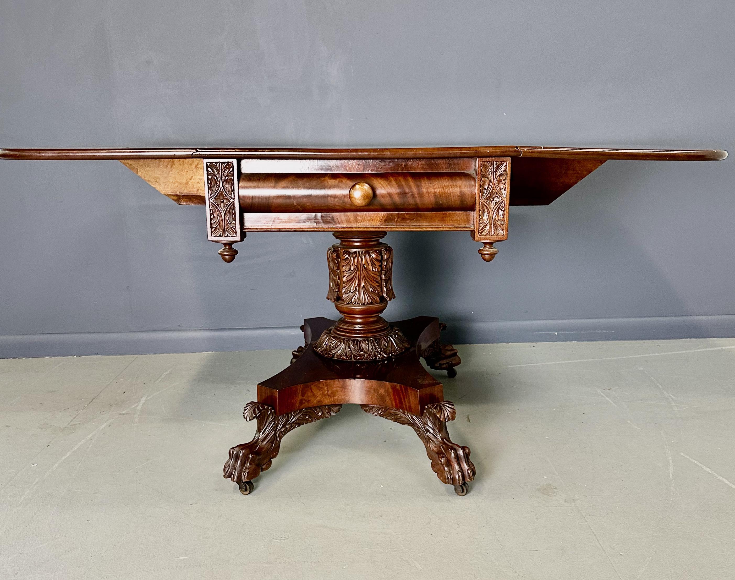 Mesa de caoba con hoja caída Anthony Querville y talla de hoja de acanto Circa 1845 Norteamericano en venta
