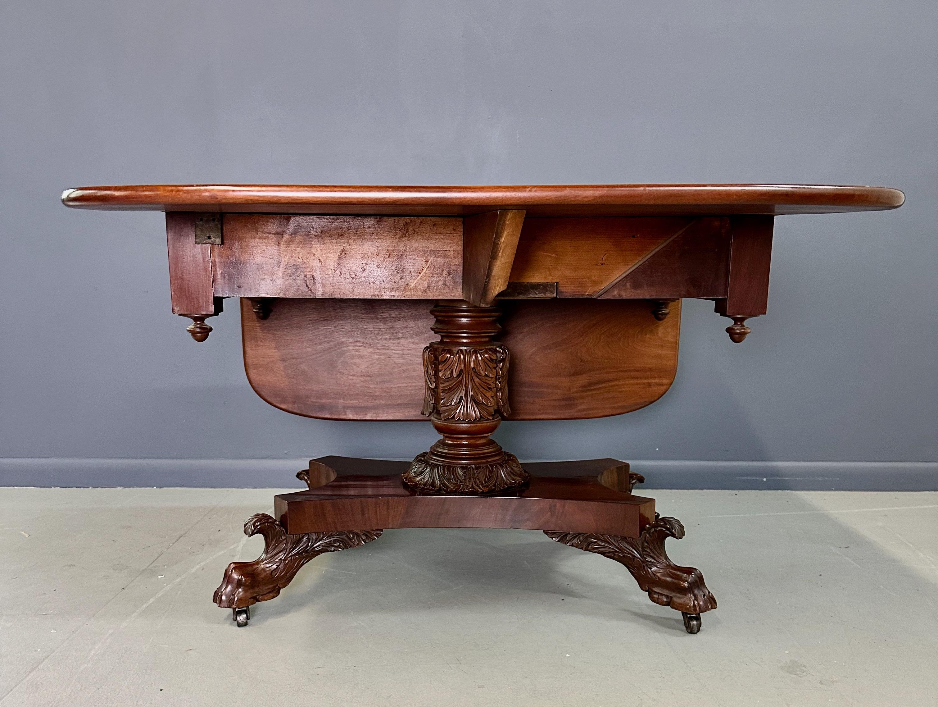 Mesa de caoba con hoja caída Anthony Querville y talla de hoja de acanto Circa 1845 en Bueno estado para la venta en Philadelphia, PA
