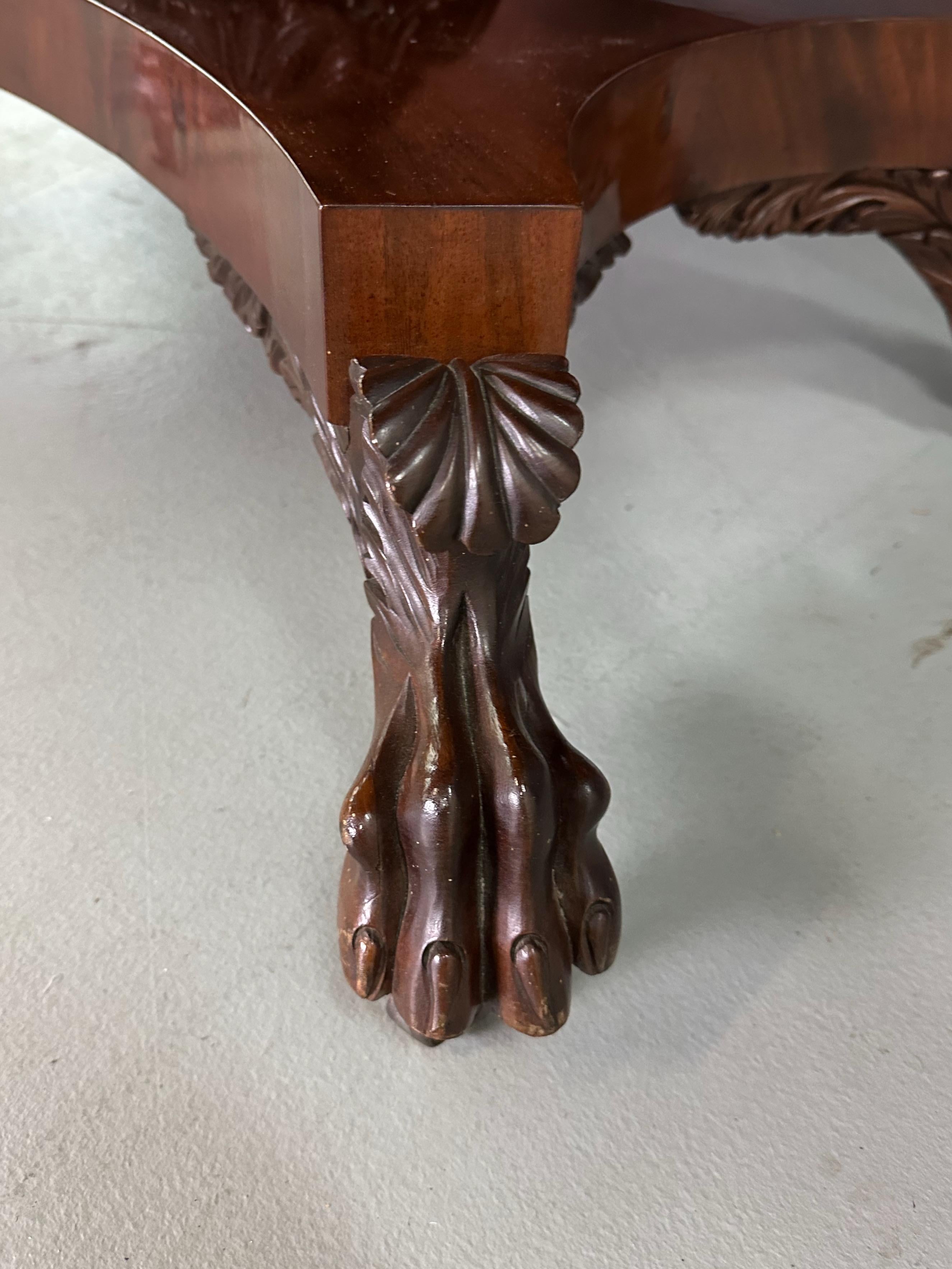 Mesa de caoba con hoja caída Anthony Querville y talla de hoja de acanto Circa 1845 siglo XIX en venta