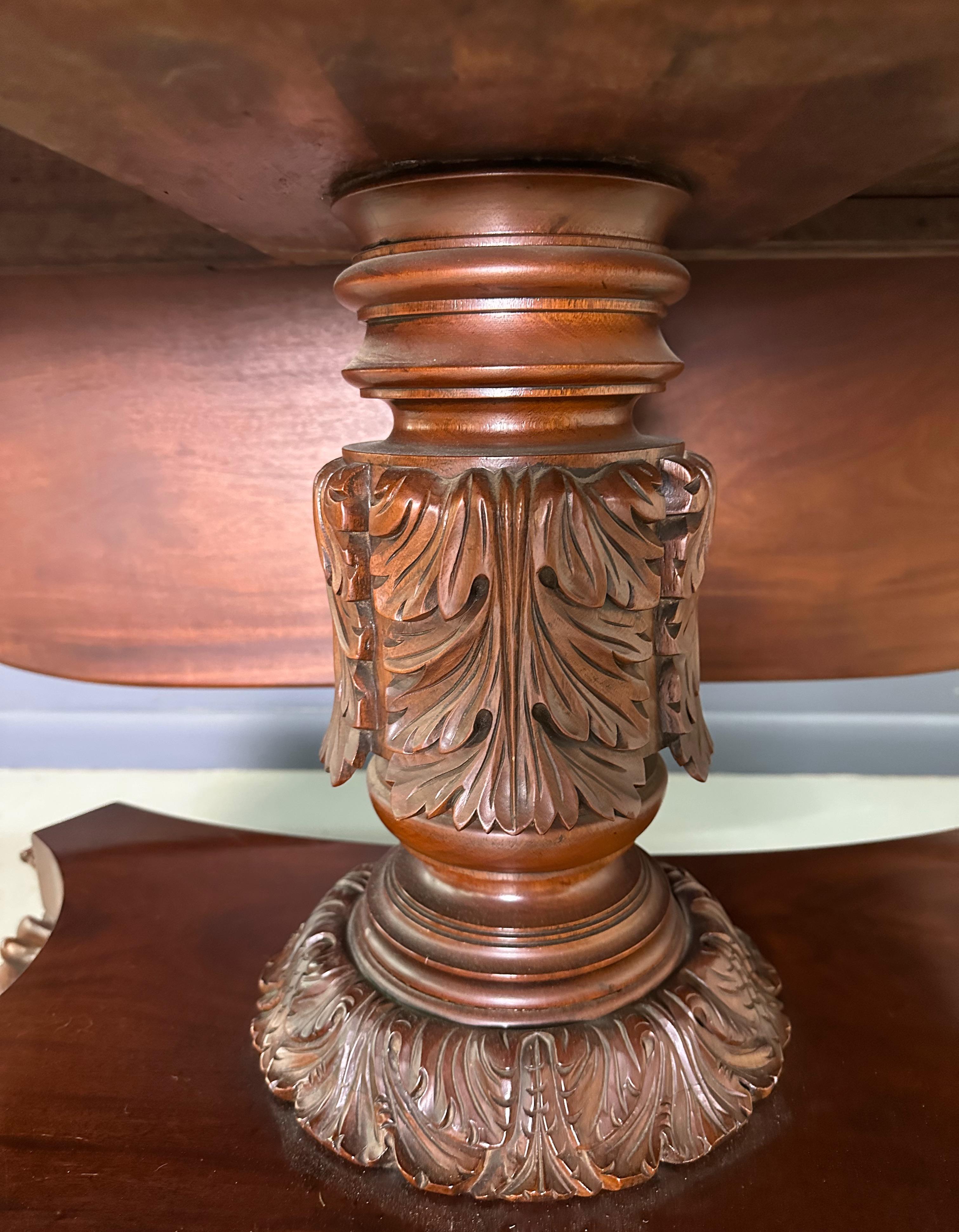 Mesa de caoba con hoja caída Anthony Querville y talla de hoja de acanto Circa 1845 Caoba en venta