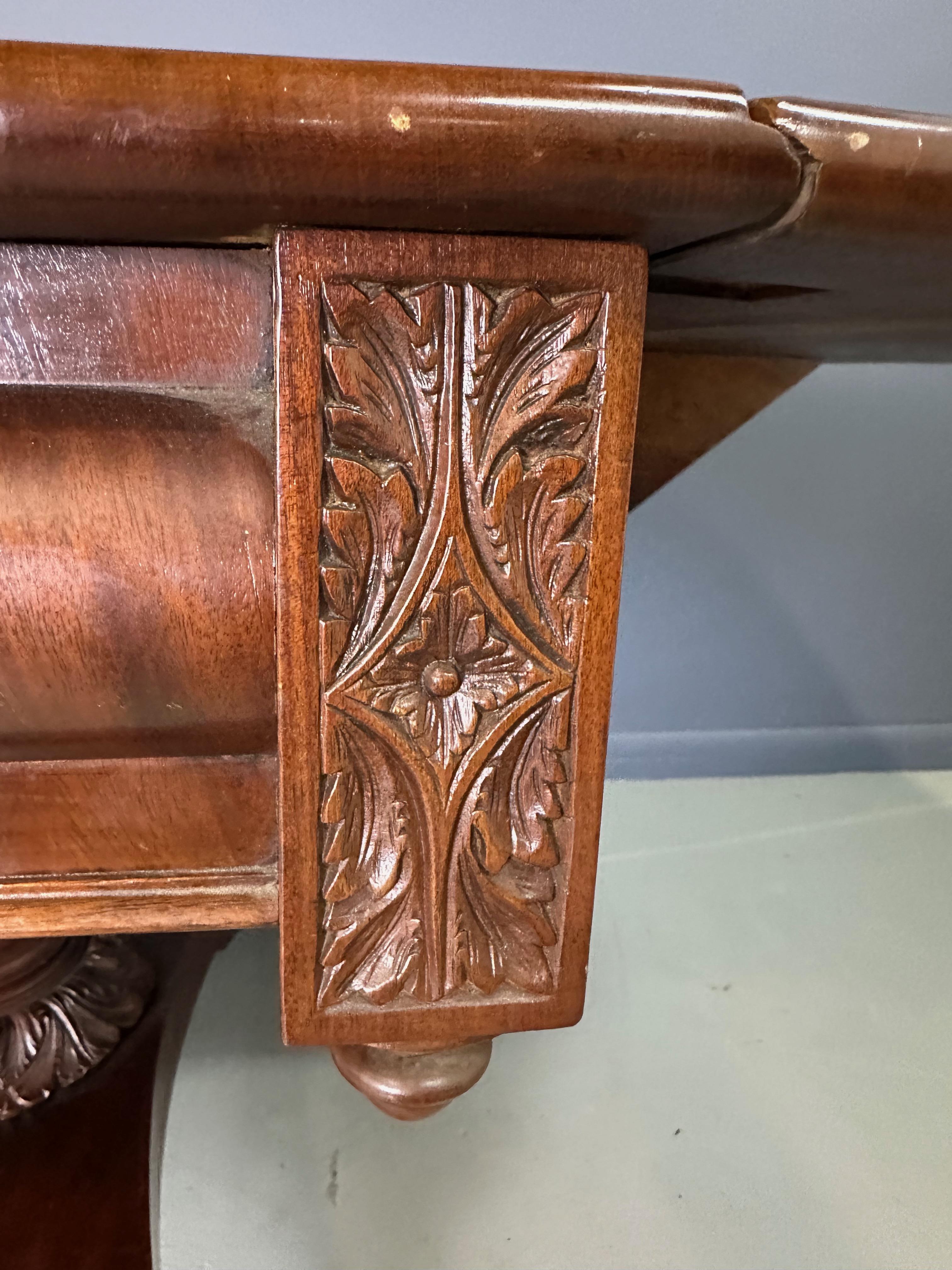 Mesa de caoba con hoja caída Anthony Querville y talla de hoja de acanto Circa 1845 en venta 1