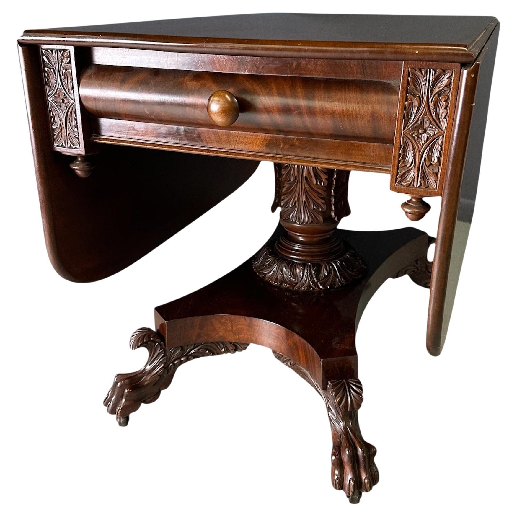 Mesa de caoba con hoja caída Anthony Querville y talla de hoja de acanto Circa 1845 en venta