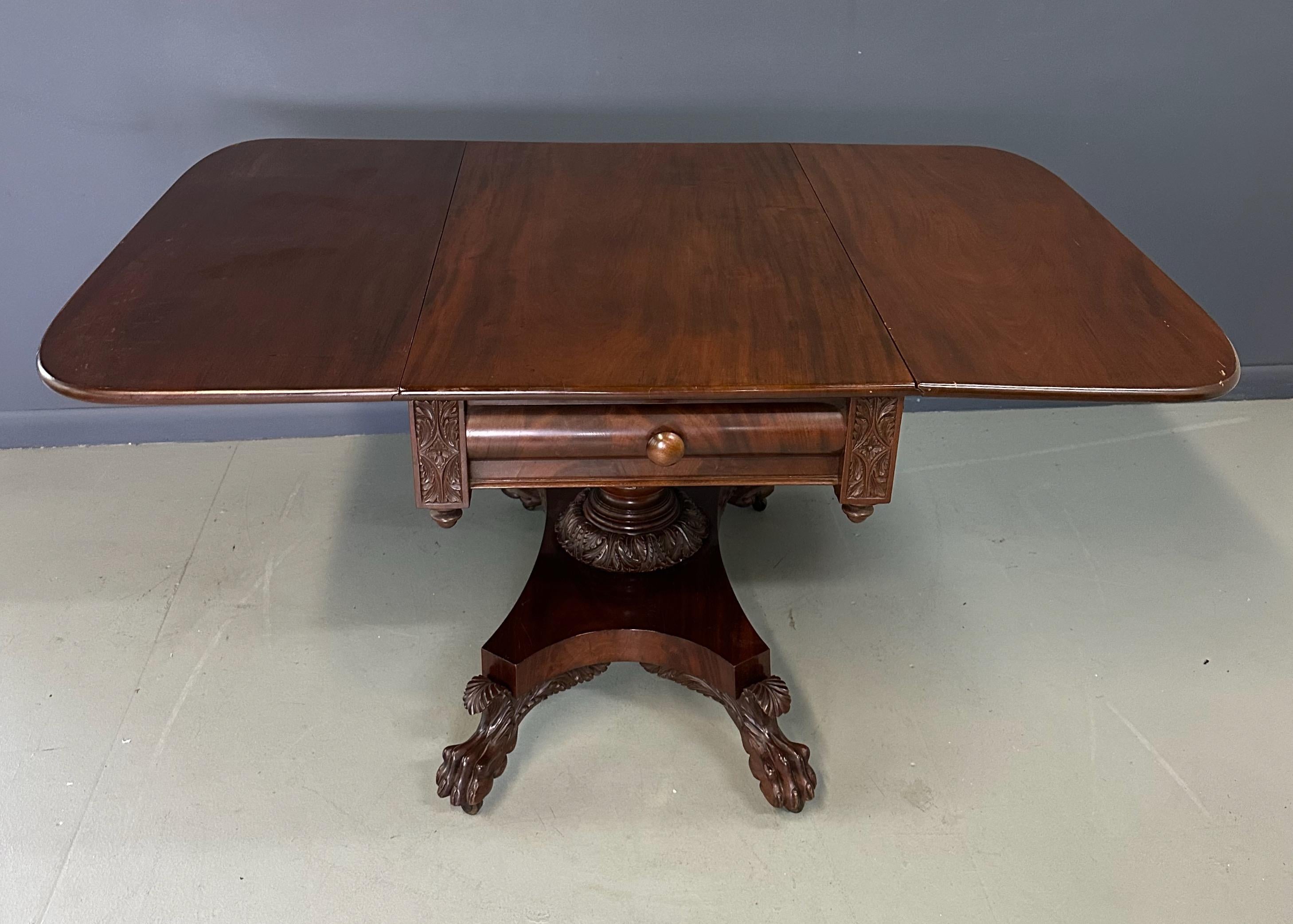 Mesa de caoba con hoja caída Anthony Querville y talla de hoja de acanto Circa 1845 en venta 6