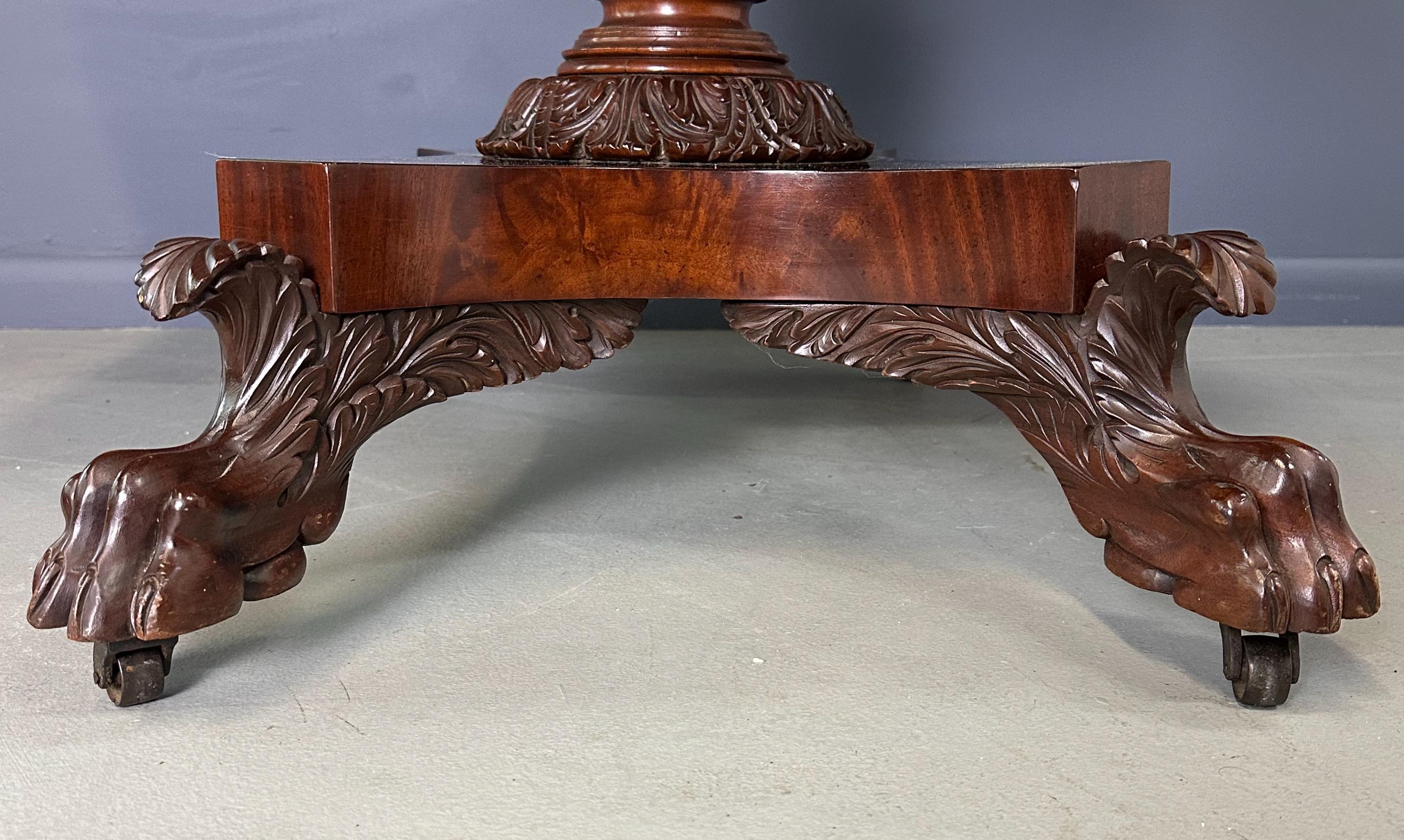 Mesa de caoba con hoja caída Anthony Querville y talla de hoja de acanto Circa 1845 en venta 7