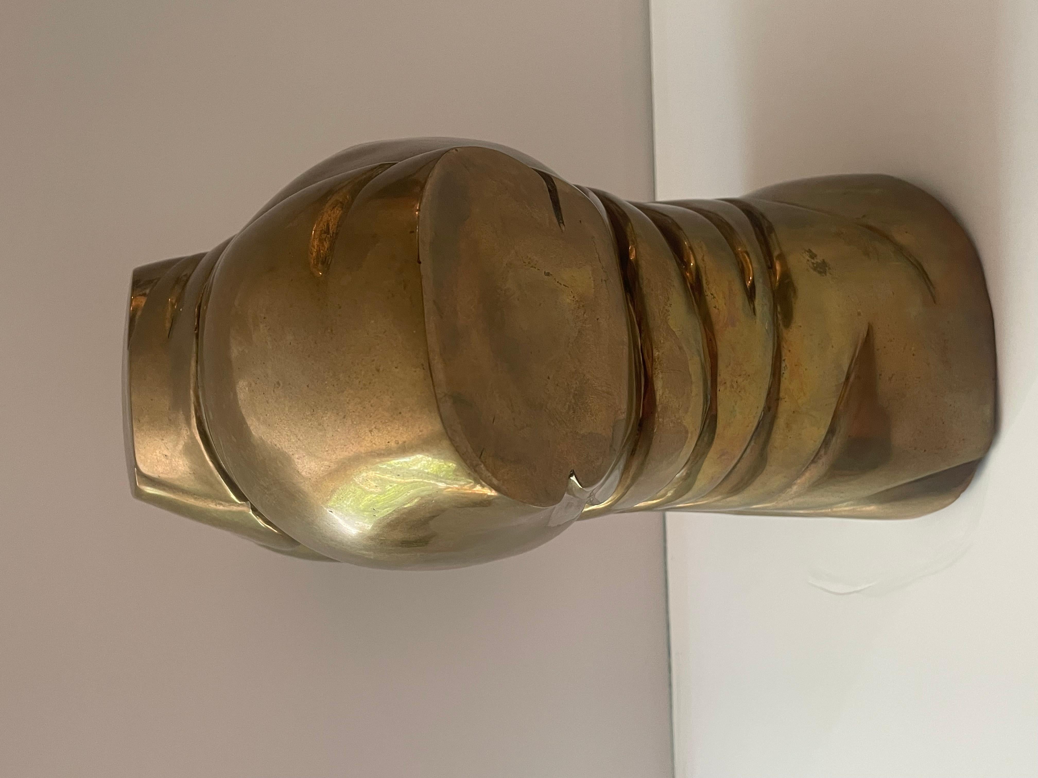 Questa è una scultura di Anthony Quinn firmata e numerata. In buone condizioni. Solo 8 prodotti. Misure 13x15x6