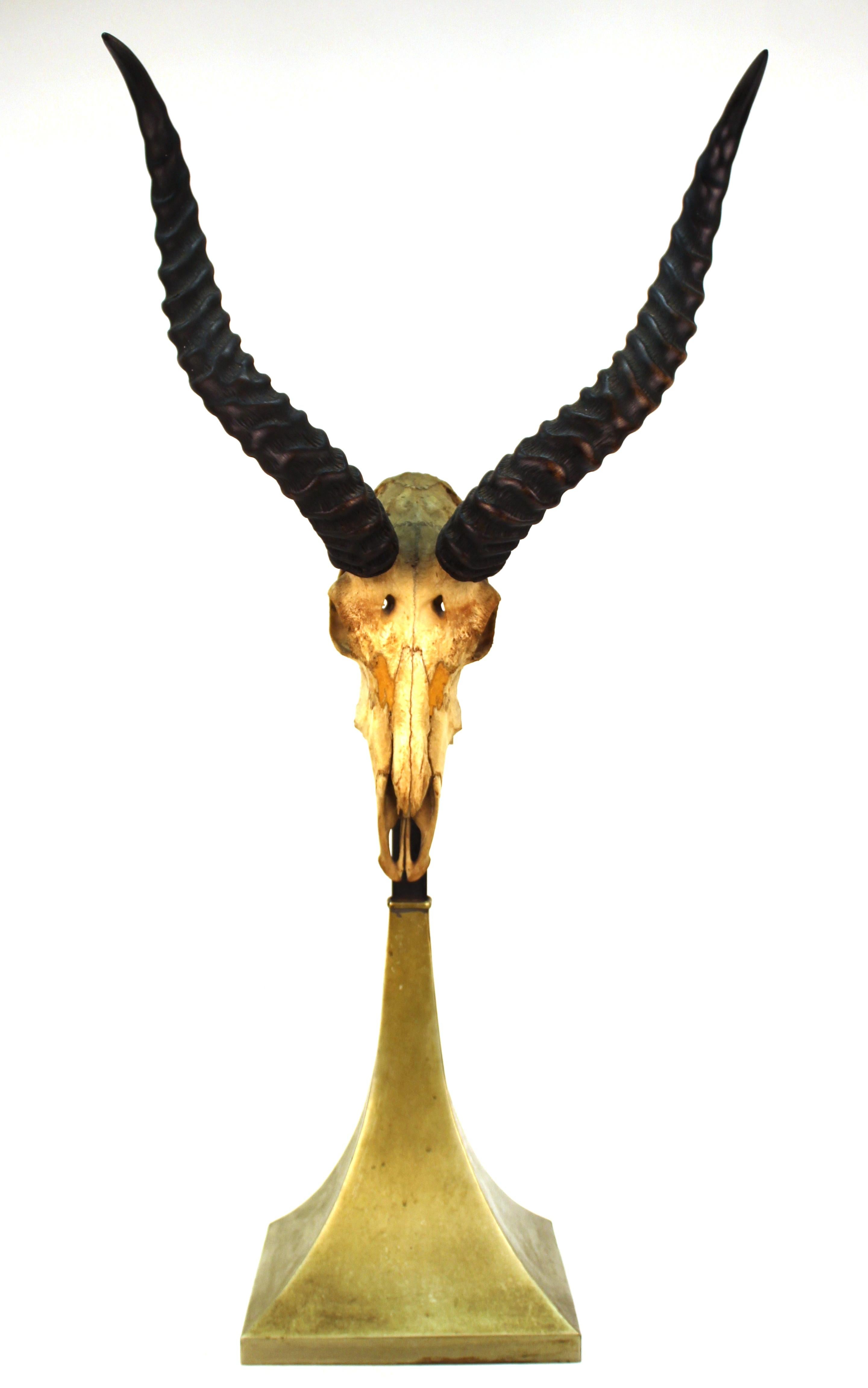 Anthony Redmile Impala Hörner und Schädel montiert auf einem pyramidenförmigen Sockel aus patiniertem Metall. Das Stück wurde in den 1970er Jahren in den Vereinigten Staaten hergestellt und trägt einen Stempel auf der Rückseite des Sockels: j