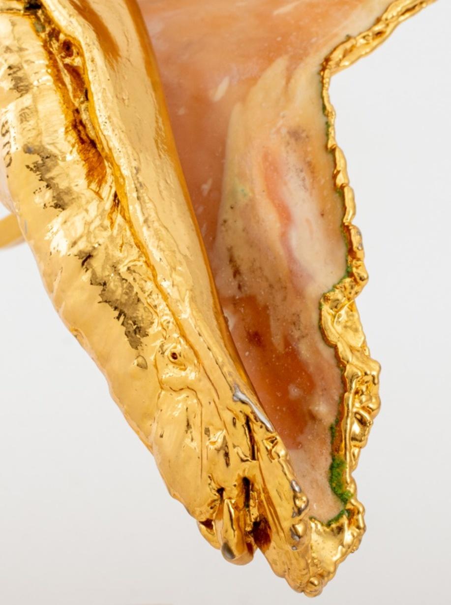 Anthony Redmile (britannique, né en 1940) coquille de conque dorée sur un support en métal doré.

Dimensions : 11,5