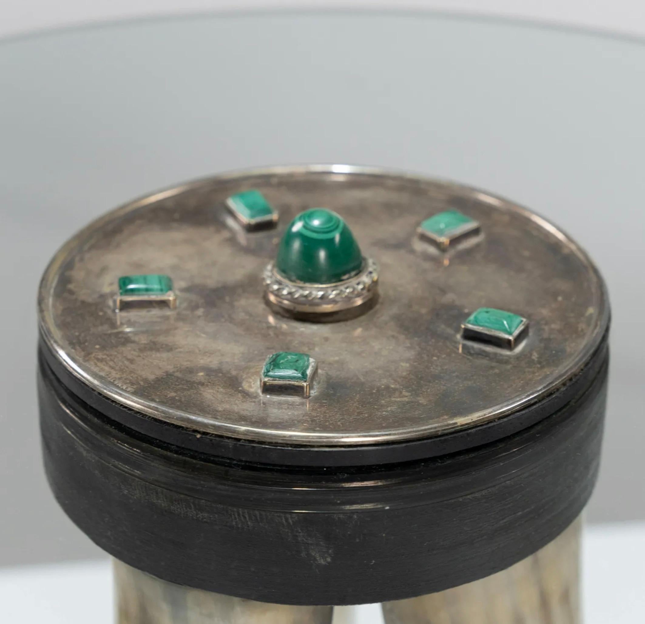 Tavolo in corno Anthony Redmile
La forma naturale è messa in risalto da un tappo di superficie placcato in argento e da cabachon di malachite.