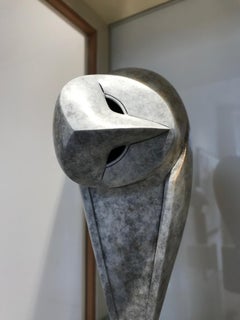 "20-20" Sculpture contemporaine en bronze Portrait d'un hibou à la tête penchée, oiseau