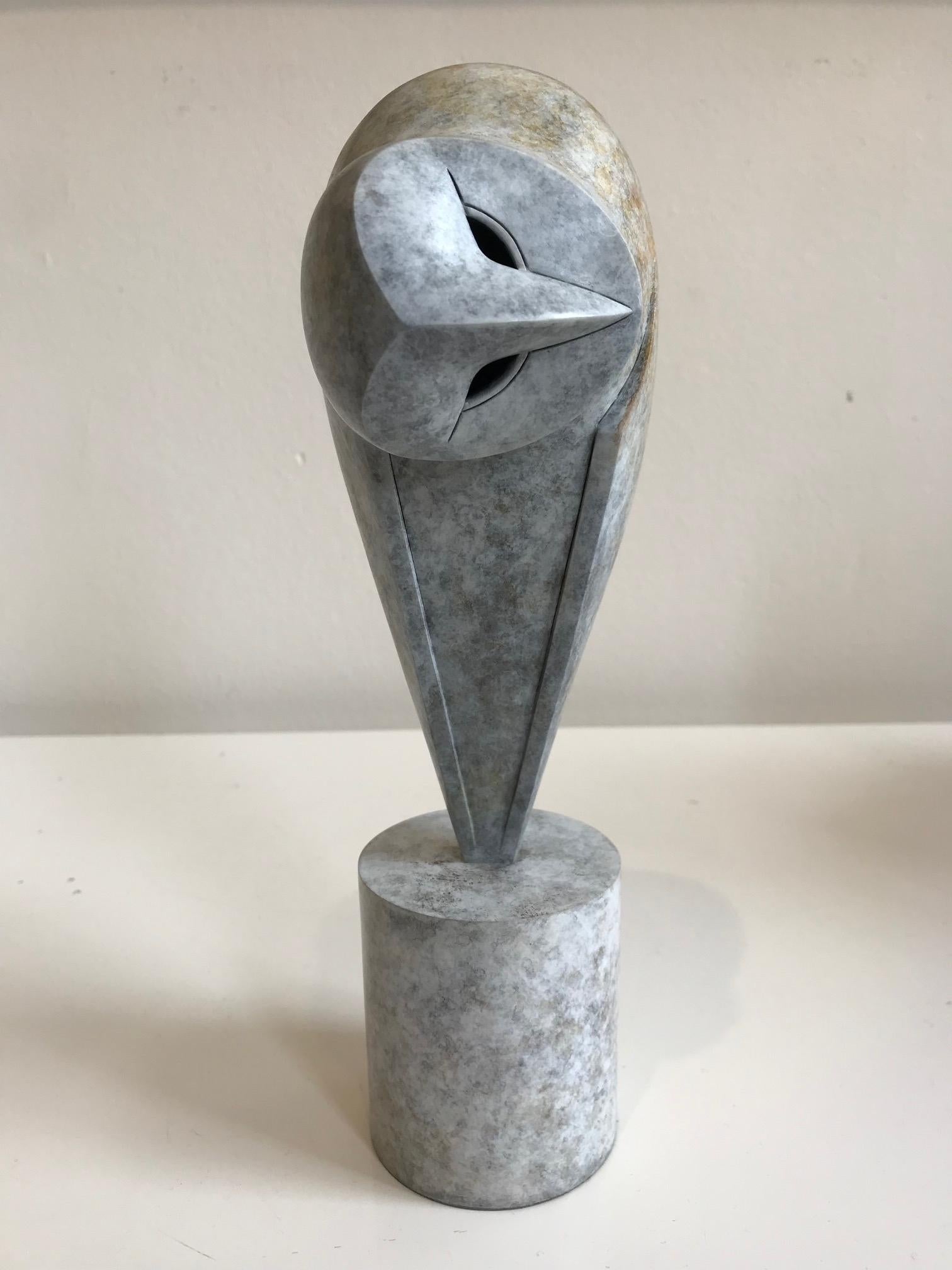 Figurative Sculpture Anthony Theakston - "20-20" Sculpture contemporaine en bronze Portrait d'un hibou à la tête penchée, oiseau