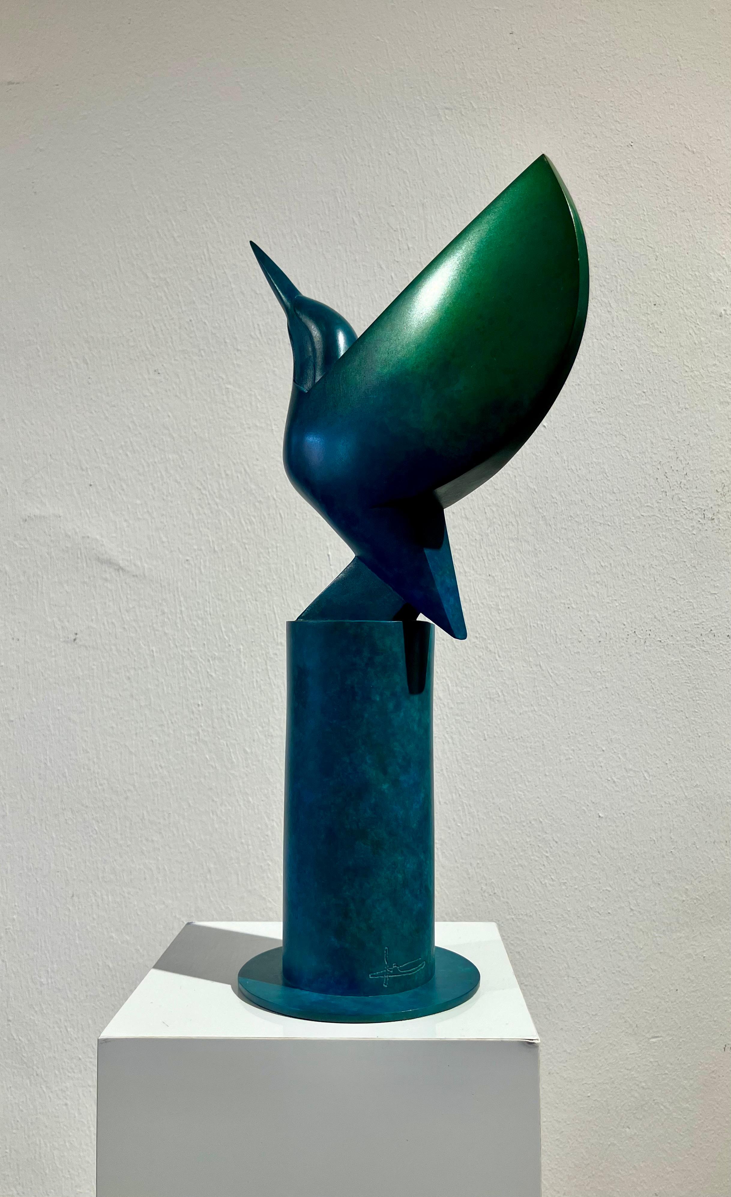 Le sculpteur britannique Anthony Theakston (1965), qui s'inspire de la forme et du mouvement des oiseaux, les simplifie et omet de plus en plus de détails jusqu'à ce qu'il ne reste plus que l'essence de l'animal. Les oiseaux stylisés sont réduits à
