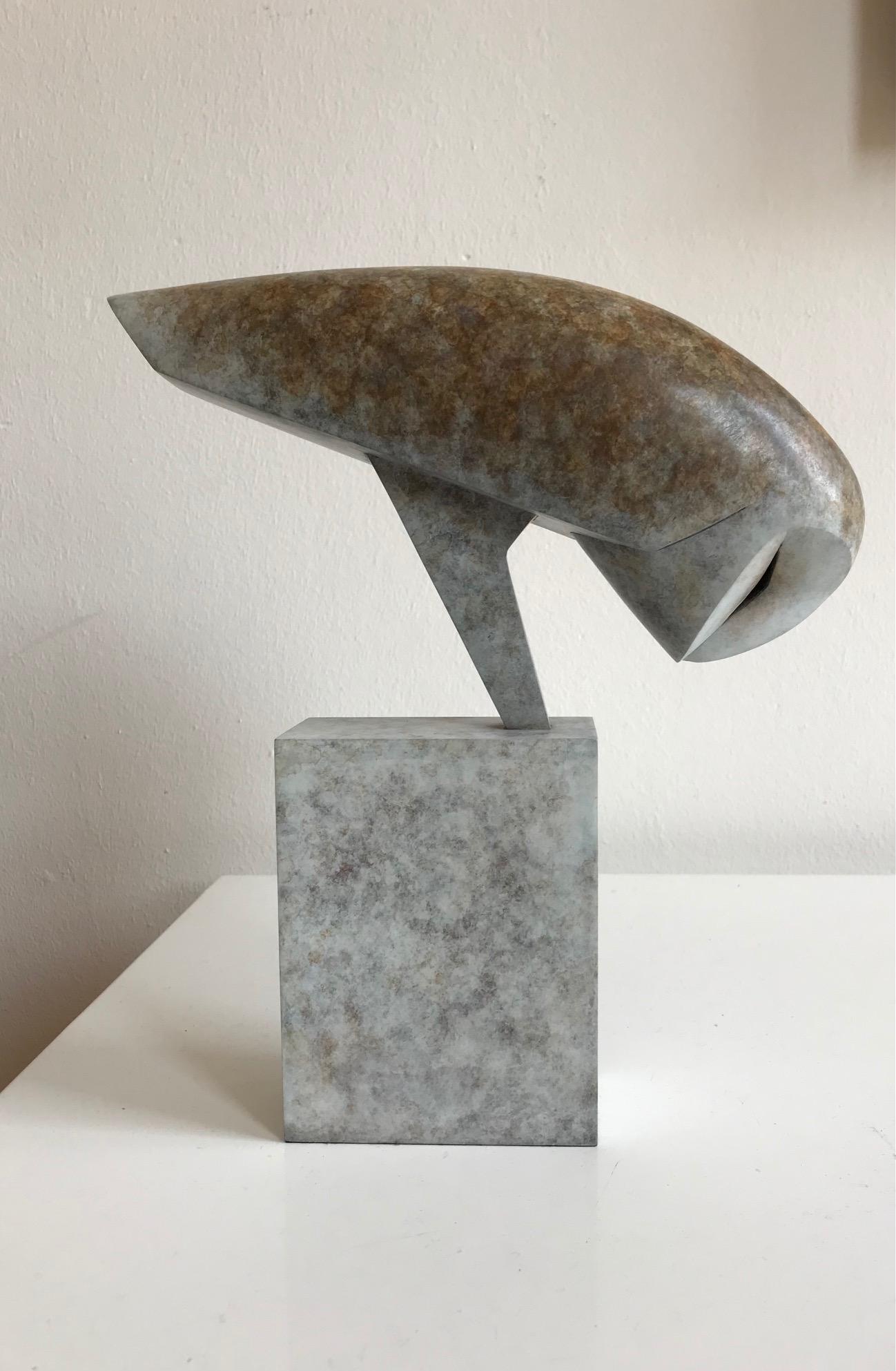 « Huit Hibou » - Sculpture contemporaine en bronze - Portrait d'un Hibou, Hibou de grange - Or Figurative Sculpture par Anthony Theakston