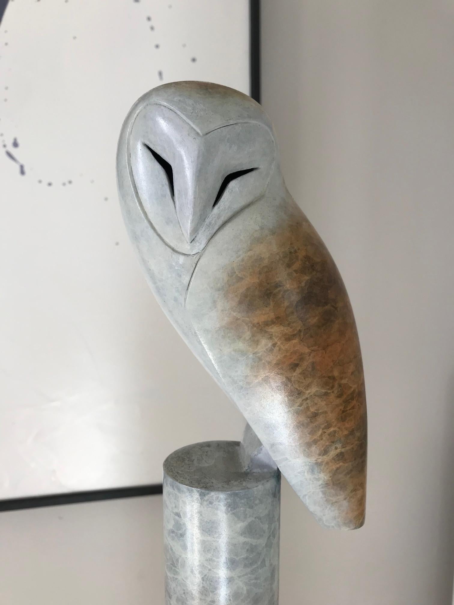 Le sculpteur britannique Anthony Theakston (1965), qui s'inspire de la forme et du mouvement des oiseaux, les simplifie et omet de plus en plus de détails jusqu'à ce qu'il ne reste plus que l'essence de l'animal. Les oiseaux stylisés sont réduits à