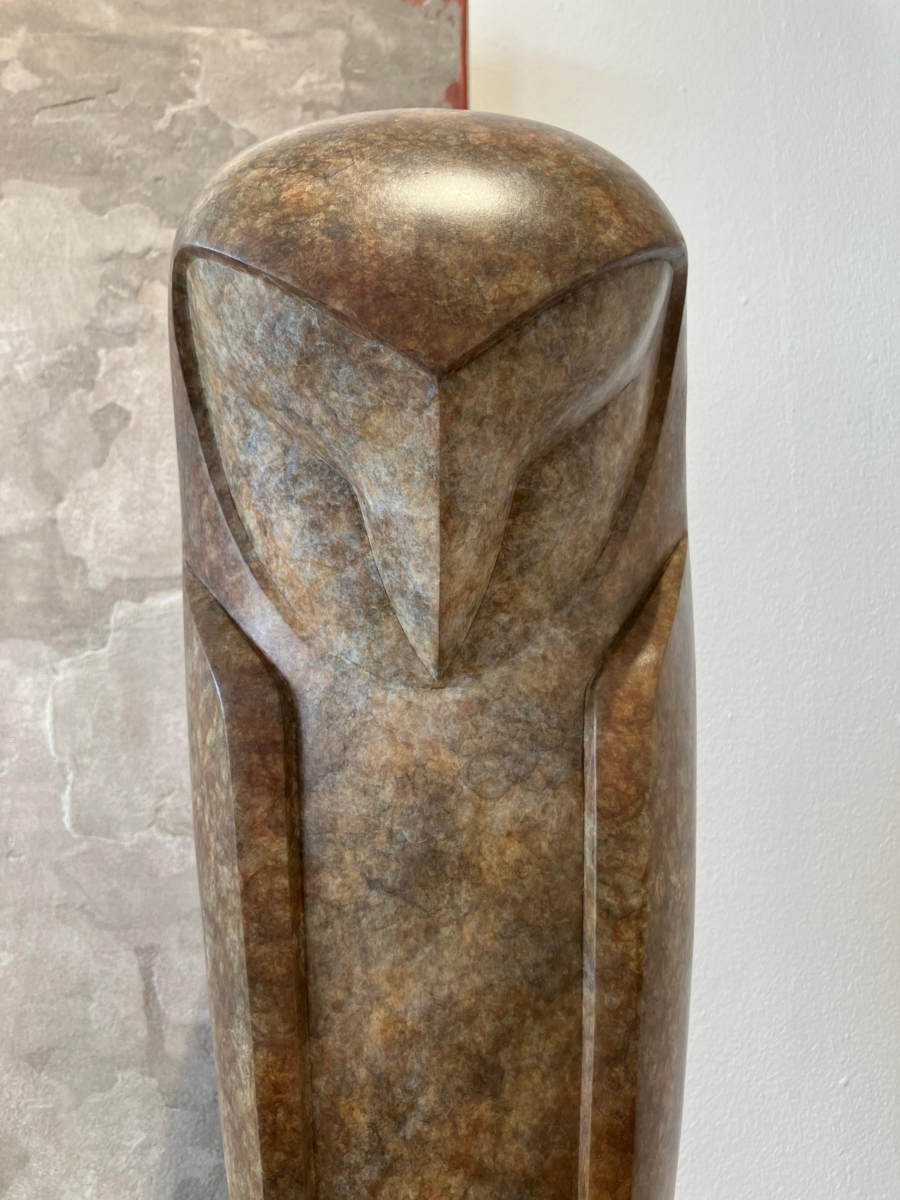Sculpture contemporaine en bronze ''Serenity'' Portrait d'un hibou, chouette effraie brune en vente 3