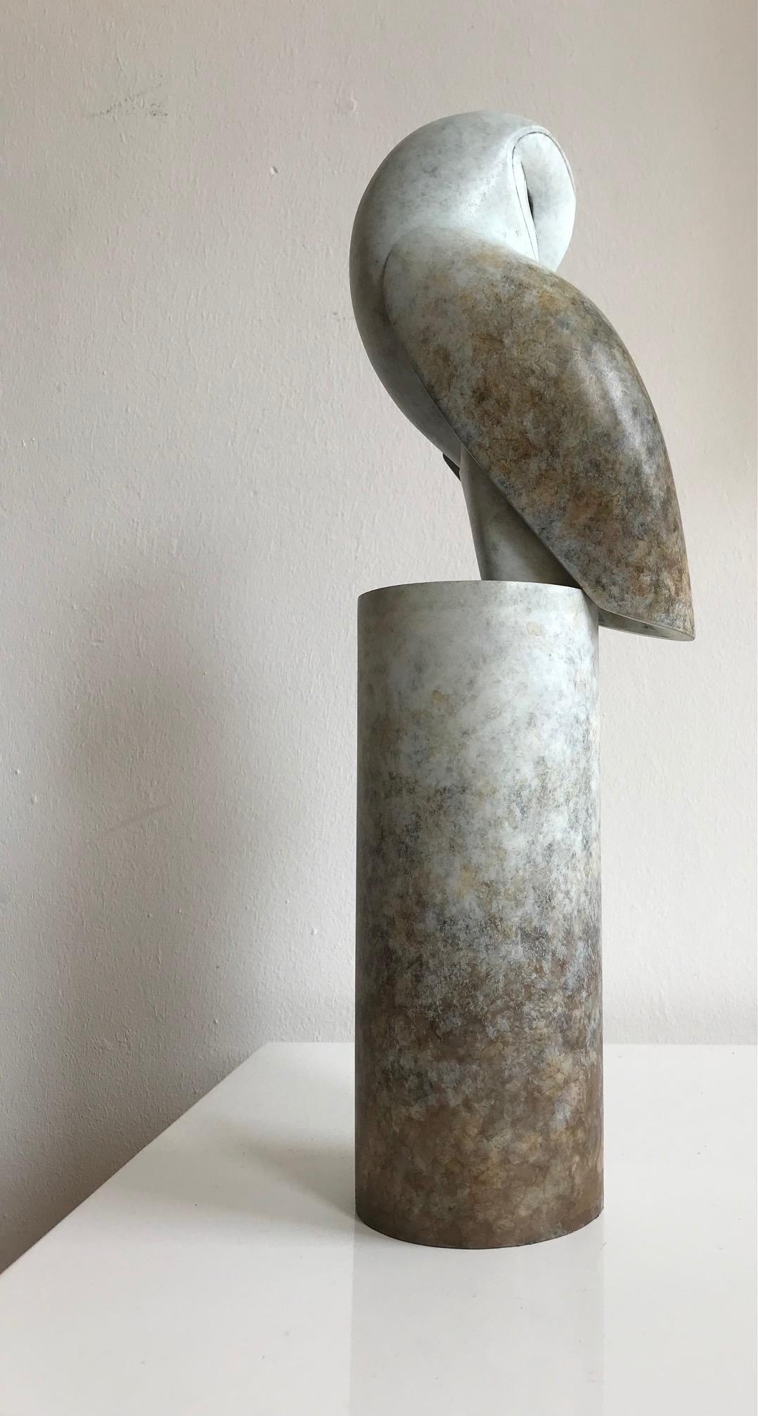 Portrait contemporain en bronze d'un hibou, chouette de grange, sculpture « Turnaround » - Contemporain Sculpture par Anthony Theakston