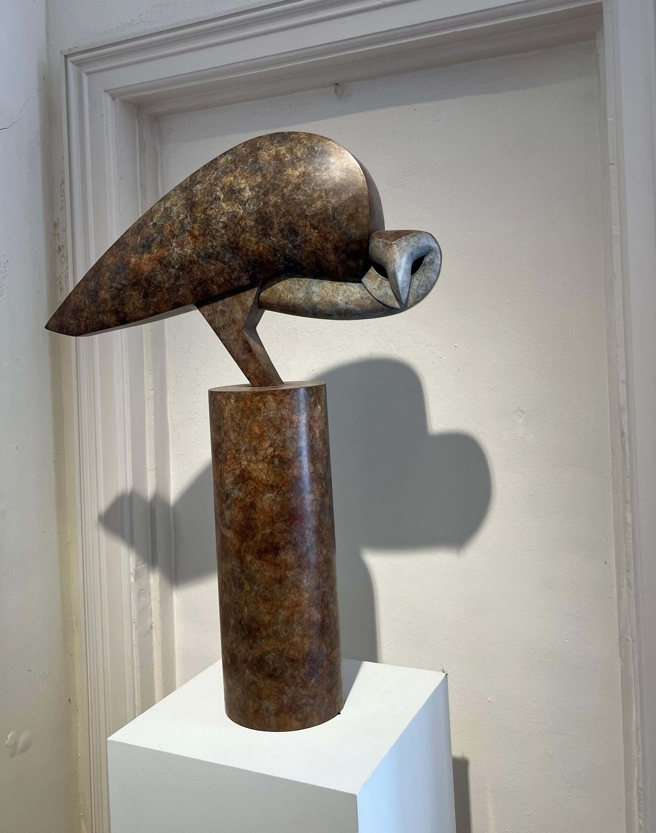 British sculptor Anthony Theakston (1965), who draws his inspiration from the shape and movement of birds, simplifies the birds and omits more and more details until only the essence of the animal remains. The stylized birds are reduced to a