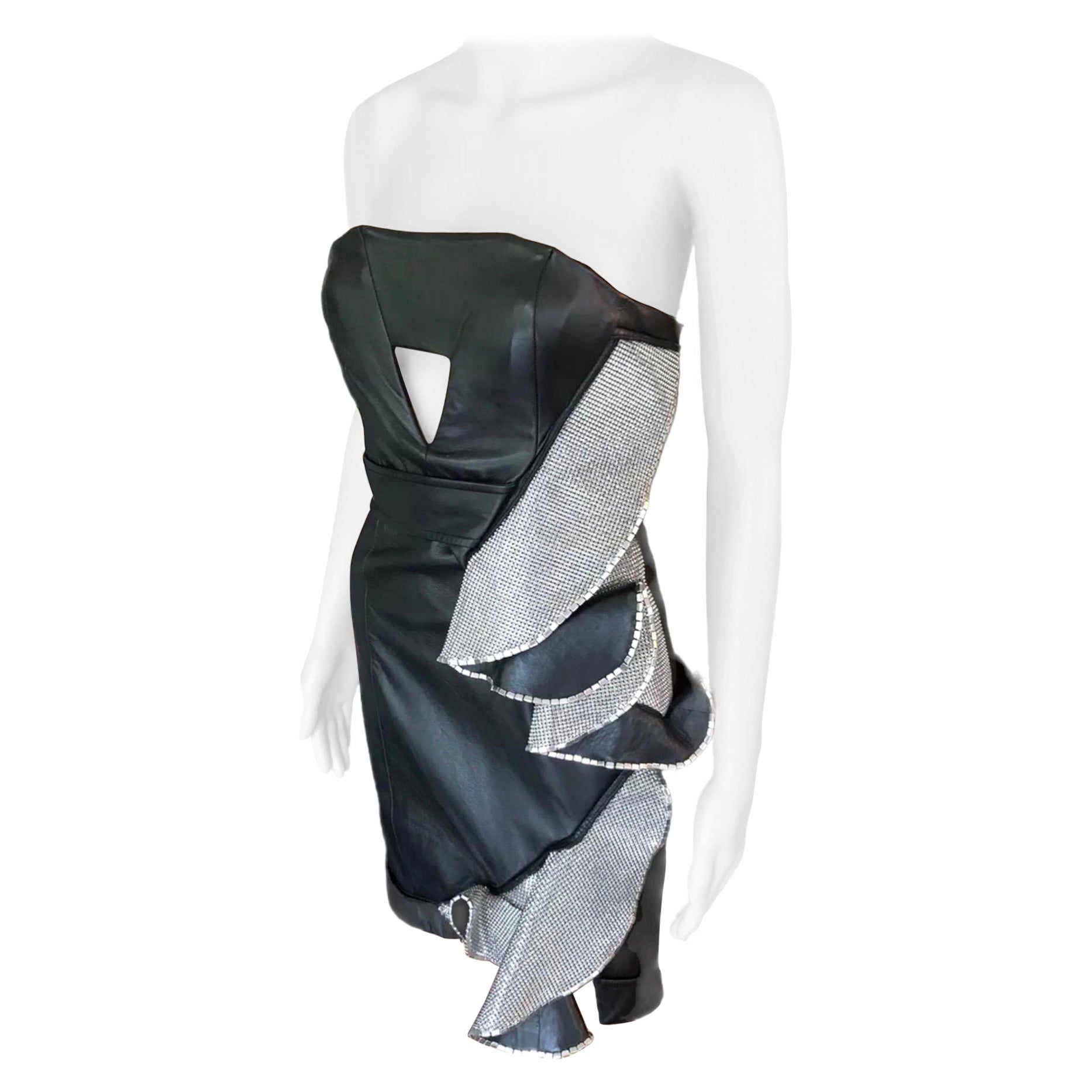Anthony Vaccarello H/W 2014 Laufsteg-Minikleid aus Leder mit Metallgeflechtausschnitt