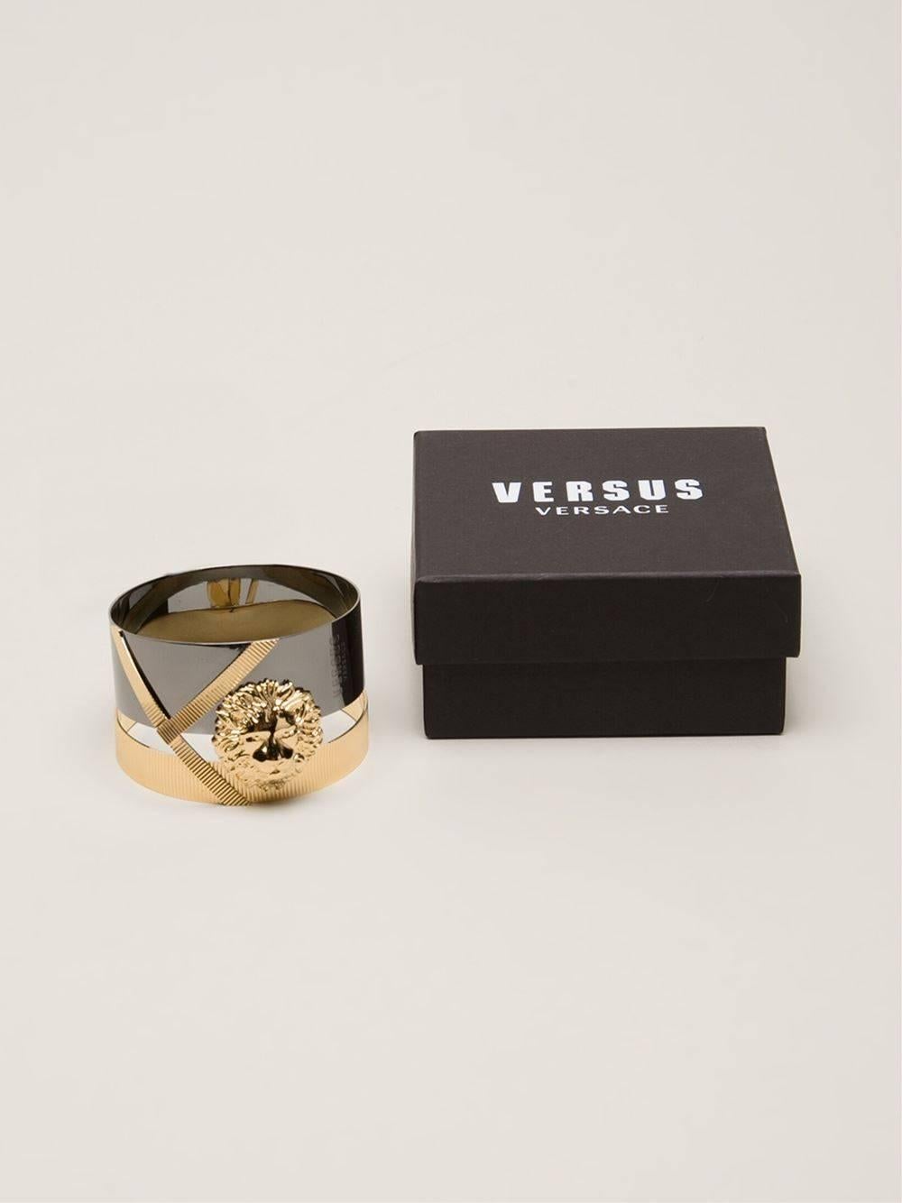 VERSACE

Anthony Vaccarello X Versus Versace 

Cuff bracelet
 
A definitely cool accessory.

Two tone cuff bracelet with gold tone lion detailing and delicate logo embellishment. 


Size selection: One size. 

100% metal.

Made in Italy

New, with