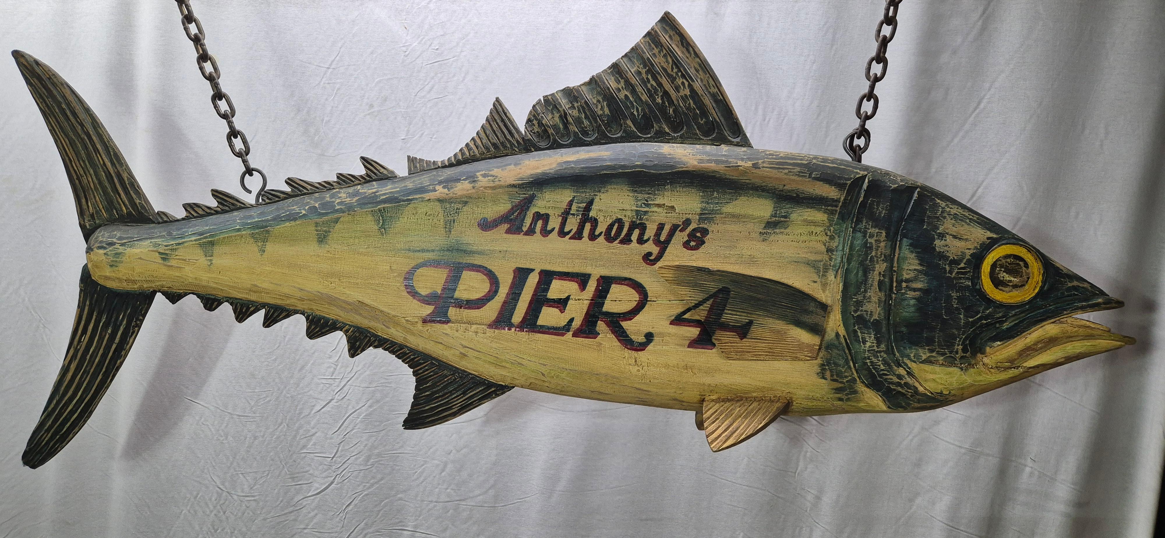 Letrero comercial de atún atlántico tallado de seis pies con acabado envejecido pintado a mano. Las letras dicen 