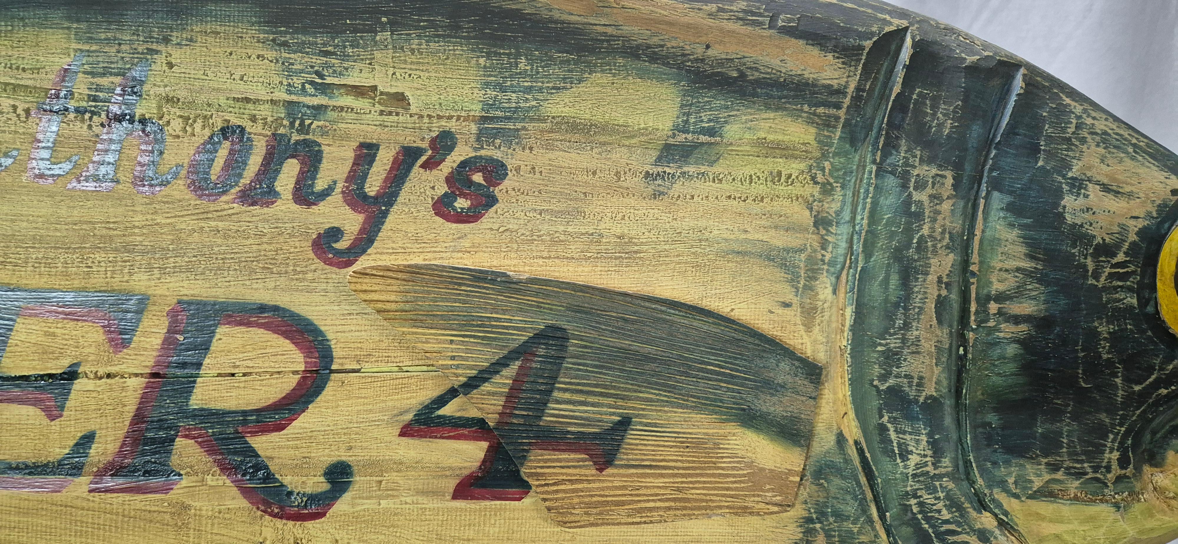 Cartel de comercio tallado de Anthony's Pier 4 Madera en venta