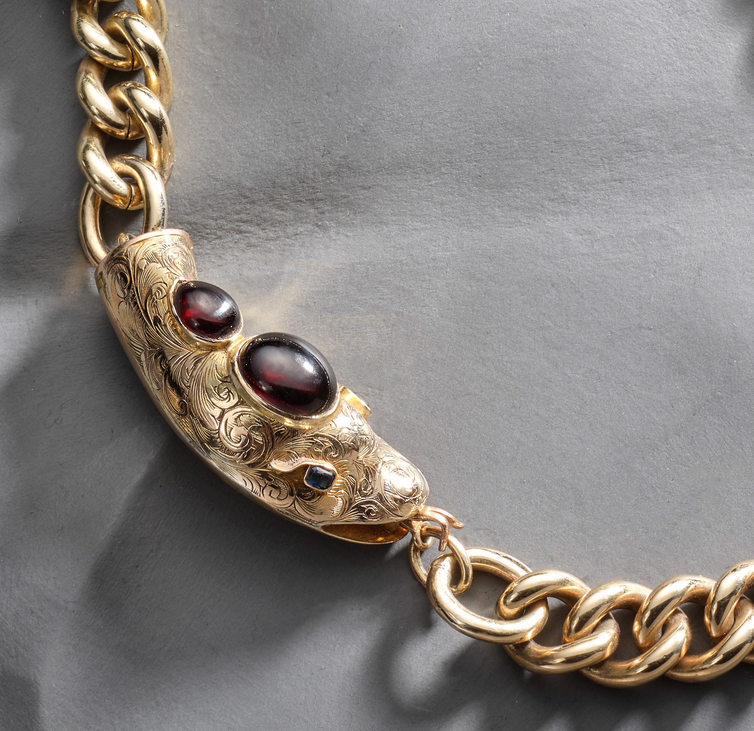 Catena a cordoncino in oro 9ct del 1960 con chiusura vittoriana a motivo di serpente in oro 9ct, granato e zaffiro.
Storia: Ho realizzato questa collana unendo due bracciali identici, entrambi in oro giallo 9ct e realizzati negli anni '60. Si tratta