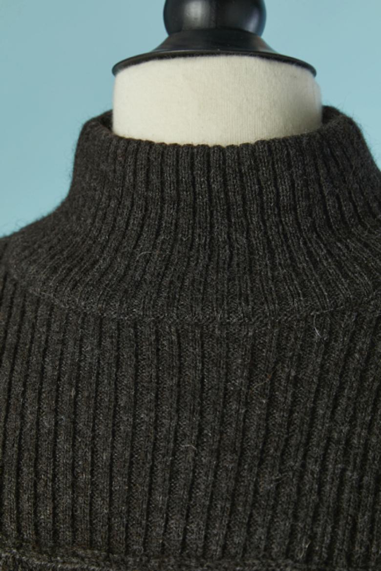 Pull en alpaga anthracite à pois multicolores en jacquard. Composition du tricot : 80% alpaga, 15% acrylique, 5% laine
TAILLE L