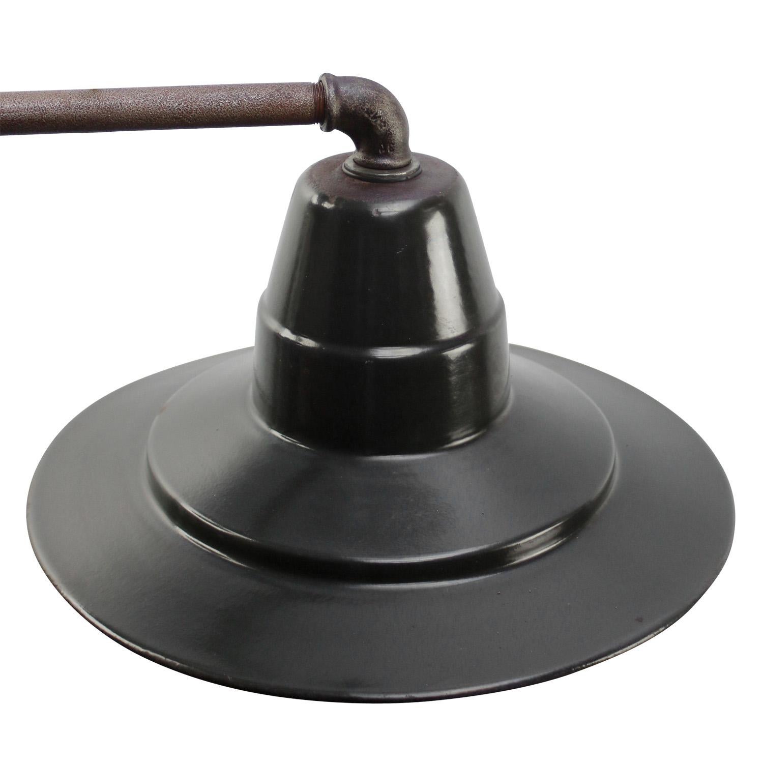 Hongrois Anthracite Enamel Vintage Industrial Cast Iron Sconce Wall Light (applique murale en fonte) en vente