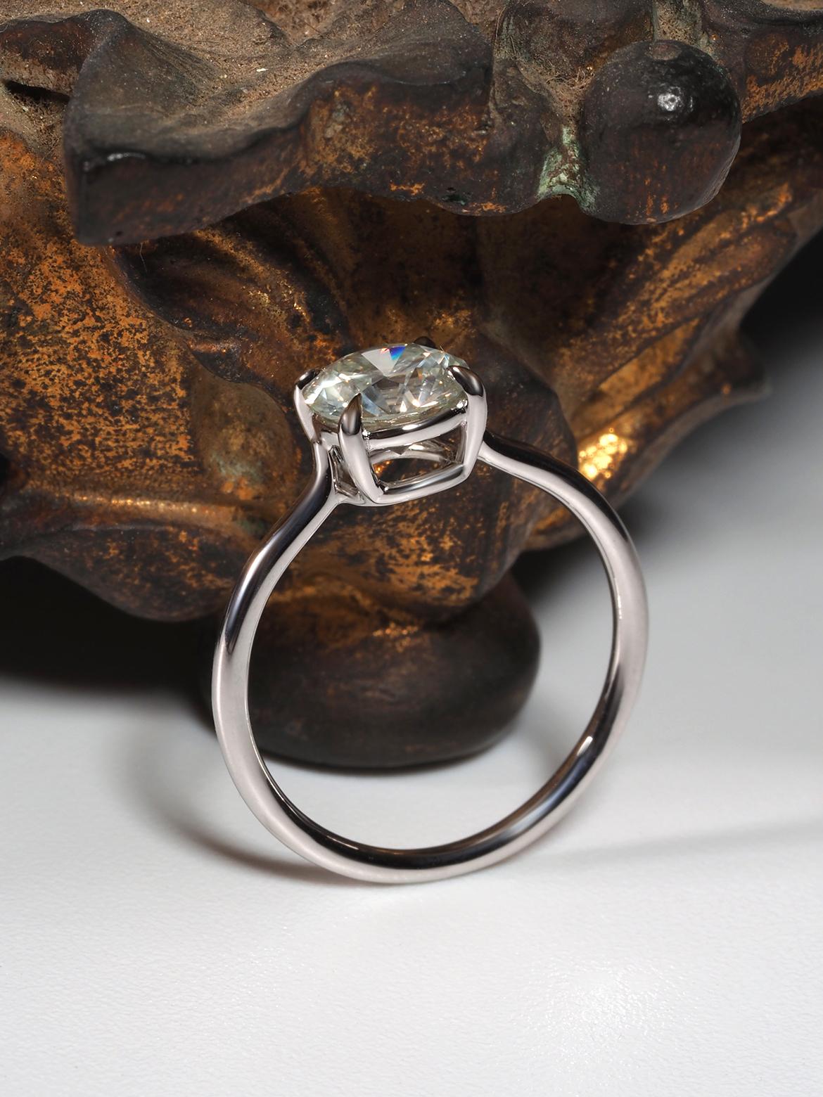 Bague de fiançailles inhabituelle faite sur mesure en or 18 carats avec diamant gris anthracite de 1,02 carat en vente 4