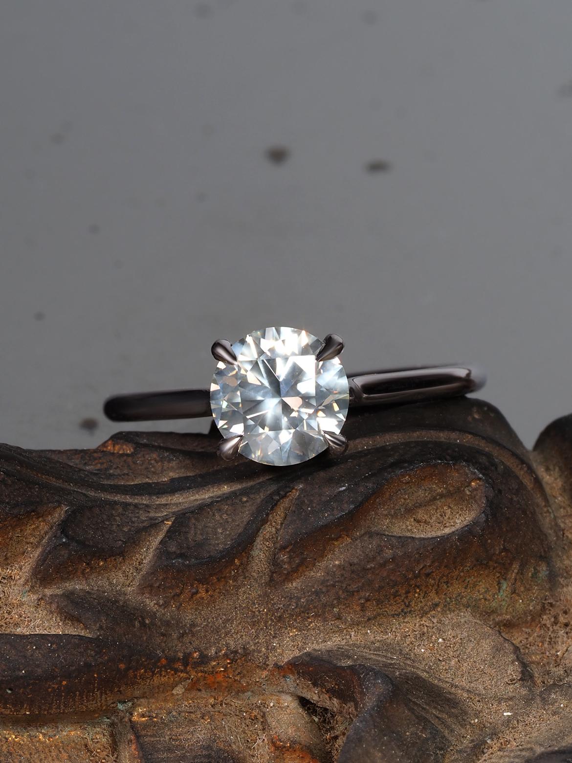 Bague de fiançailles inhabituelle faite sur mesure en or 18 carats avec diamant gris anthracite de 1,02 carat en vente 5
