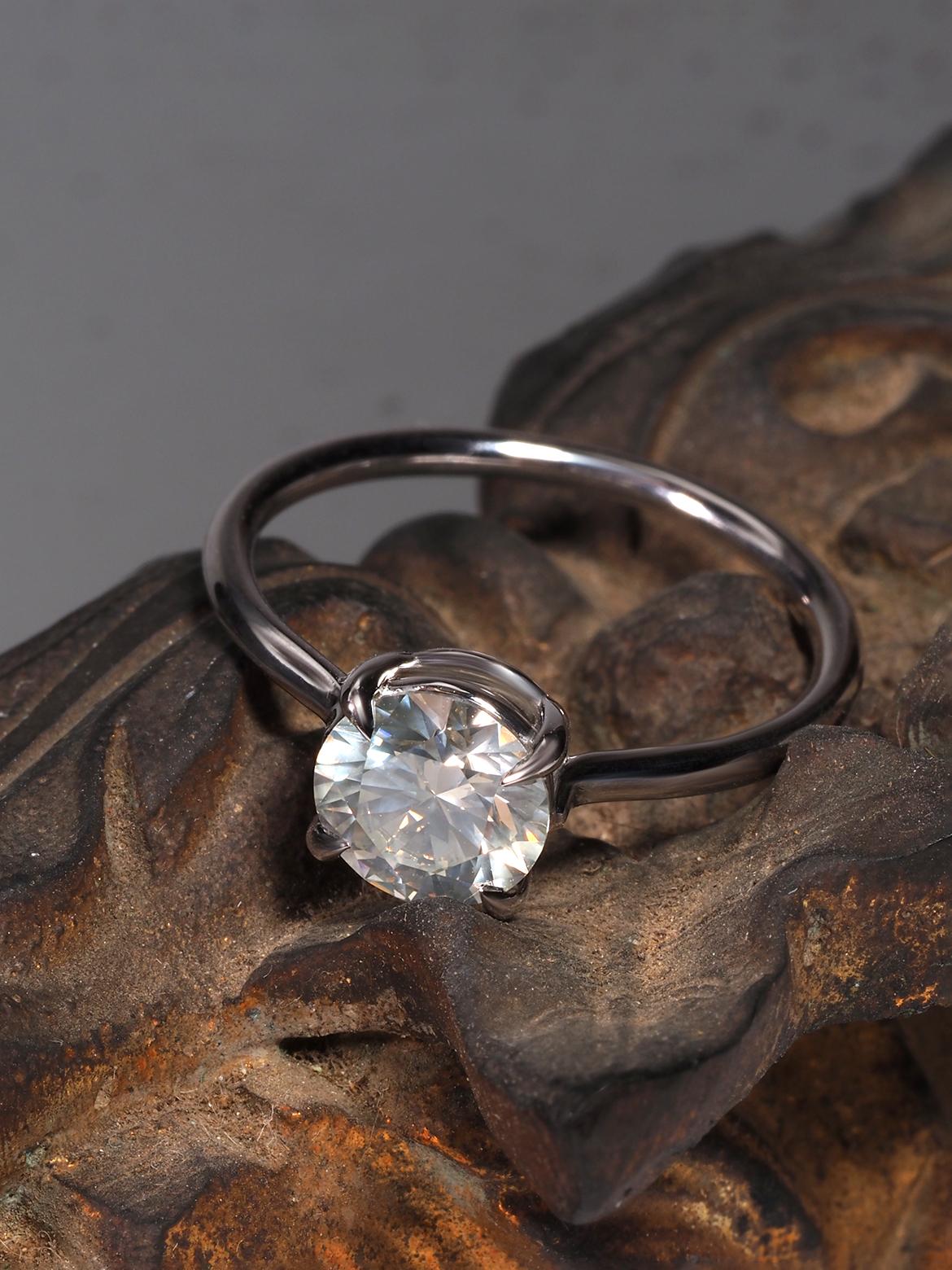 Bague de fiançailles inhabituelle faite sur mesure en or 18 carats avec diamant gris anthracite de 1,02 carat en vente 6
