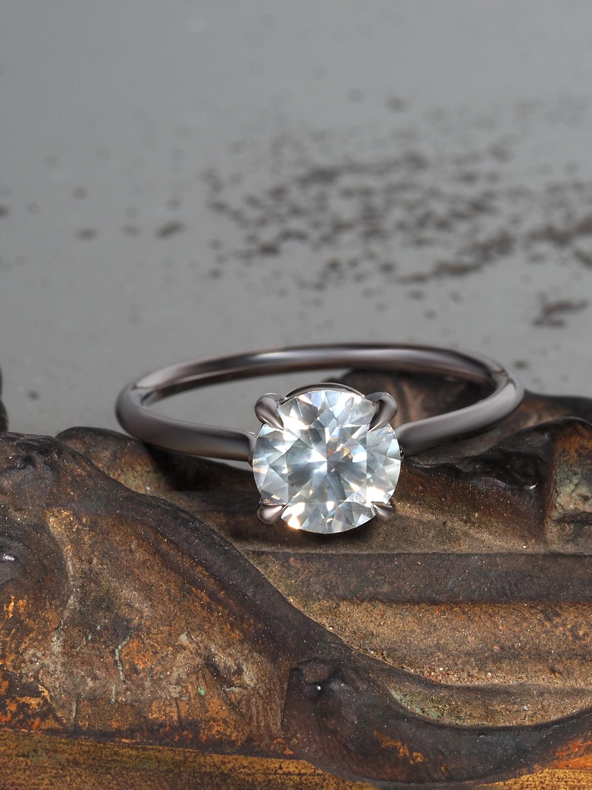 Bague de fiançailles inhabituelle faite sur mesure en or 18 carats avec diamant gris anthracite de 1,02 carat en vente 9
