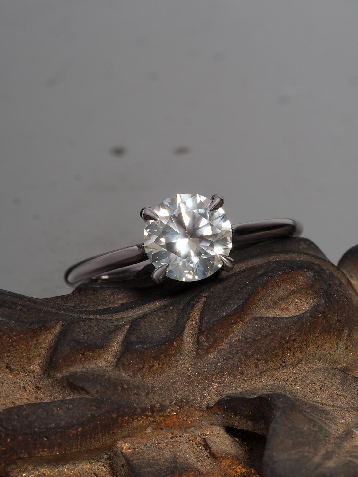 Bague de fiançailles inhabituelle faite sur mesure en or 18 carats avec diamant gris anthracite de 1,02 carat en vente 10