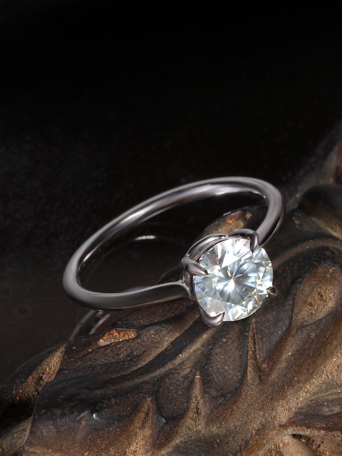 Bague de fiançailles inhabituelle faite sur mesure en or 18 carats avec diamant gris anthracite de 1,02 carat en vente 11